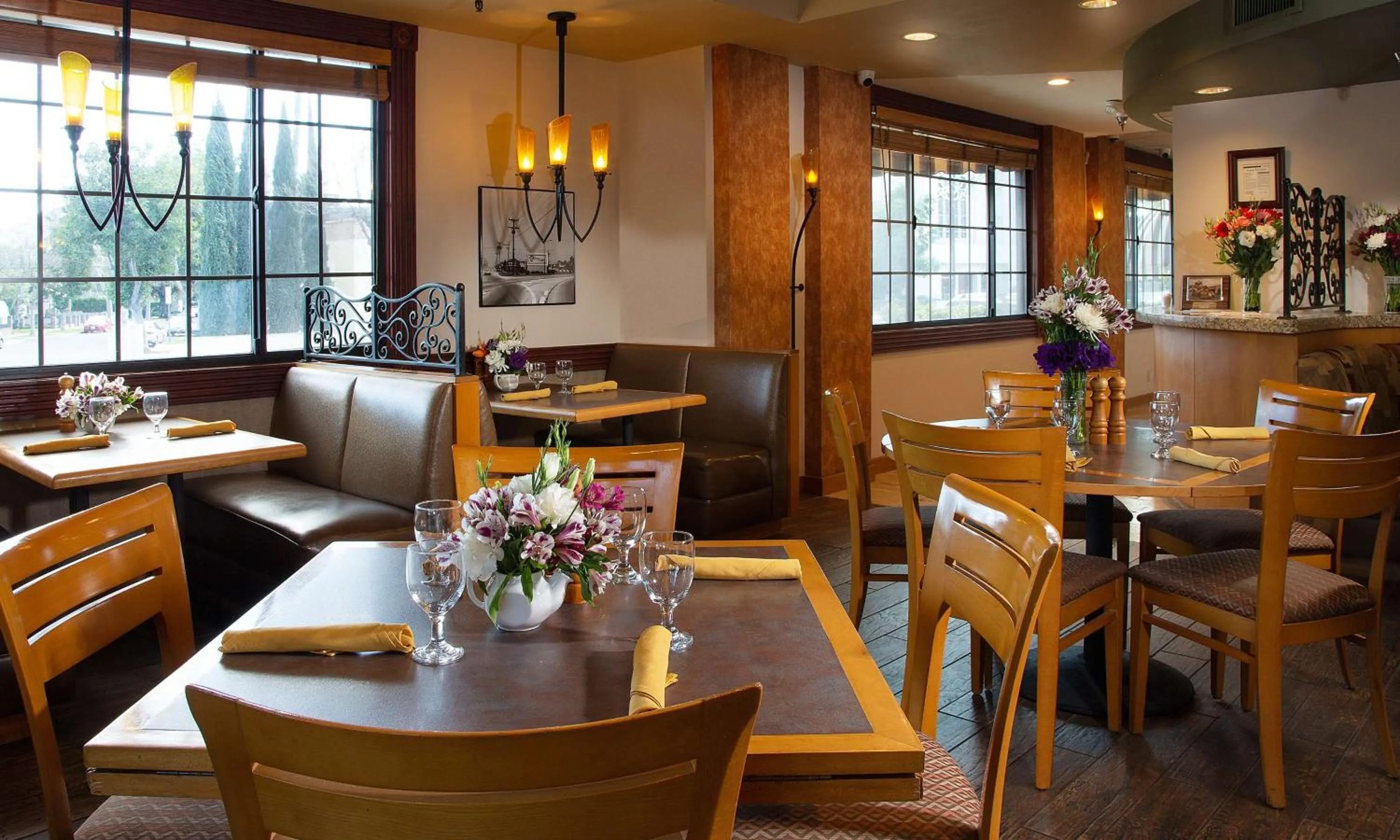 Restaurant/places to eat in Coast Burbank Hotel