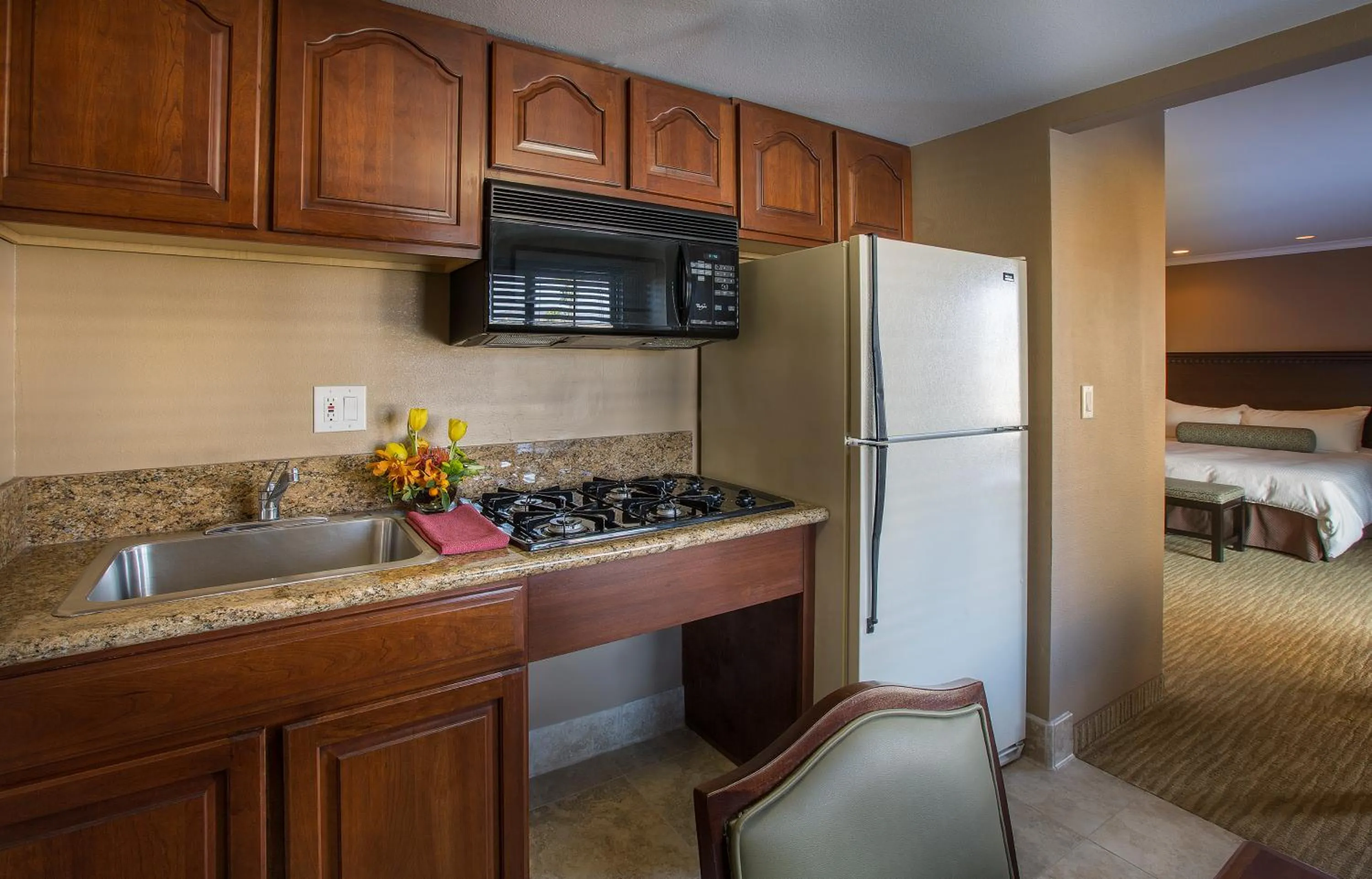Kitchen or kitchenette in Coast Burbank Hotel