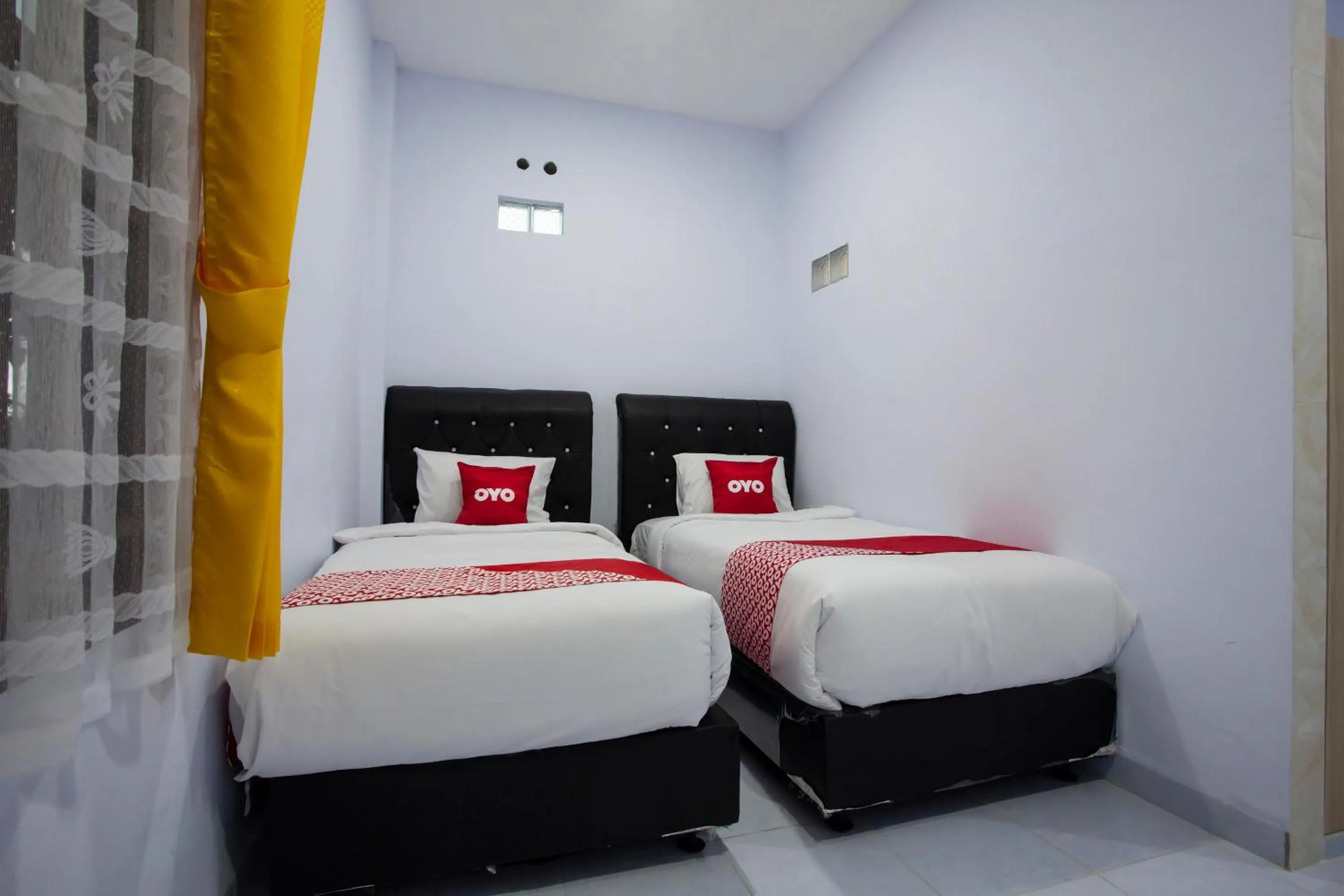 Bedroom in OYO 1764 Sopou Penginapan Rinal & Tuah