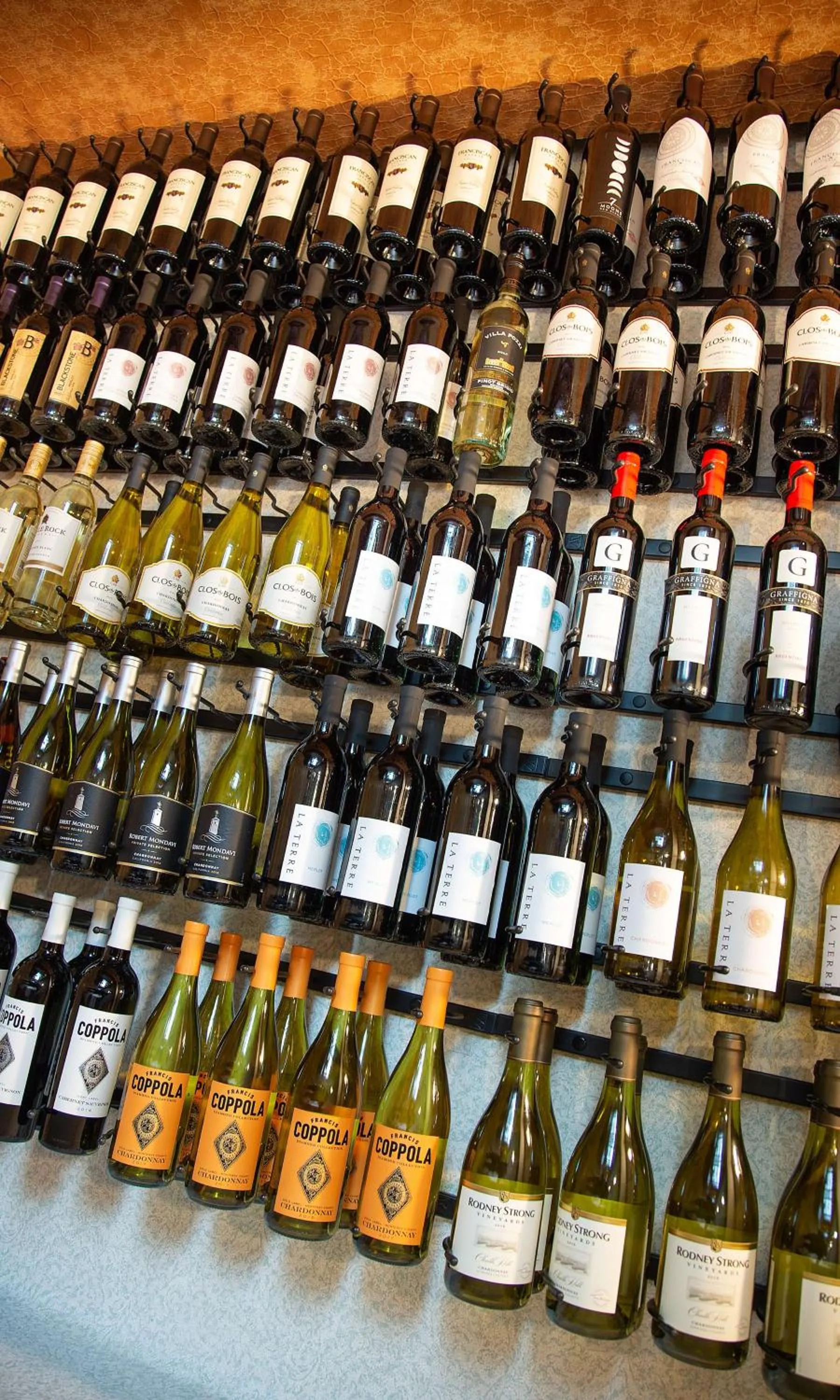 Lounge or bar in Safari Inn, a Coast Hotel