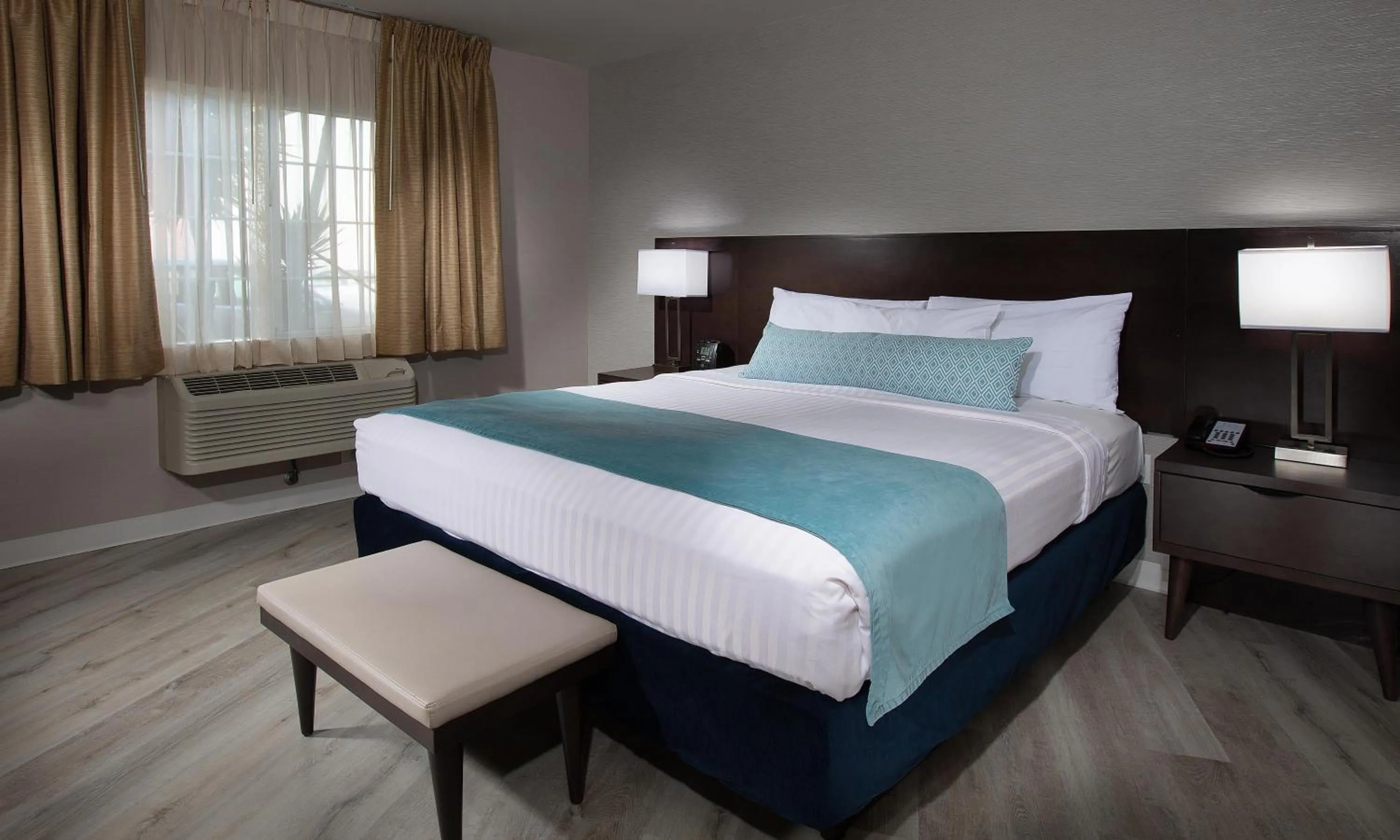 Photo of the whole room, Bed in Safari Inn Burbank-Universal, a Coast Hotel