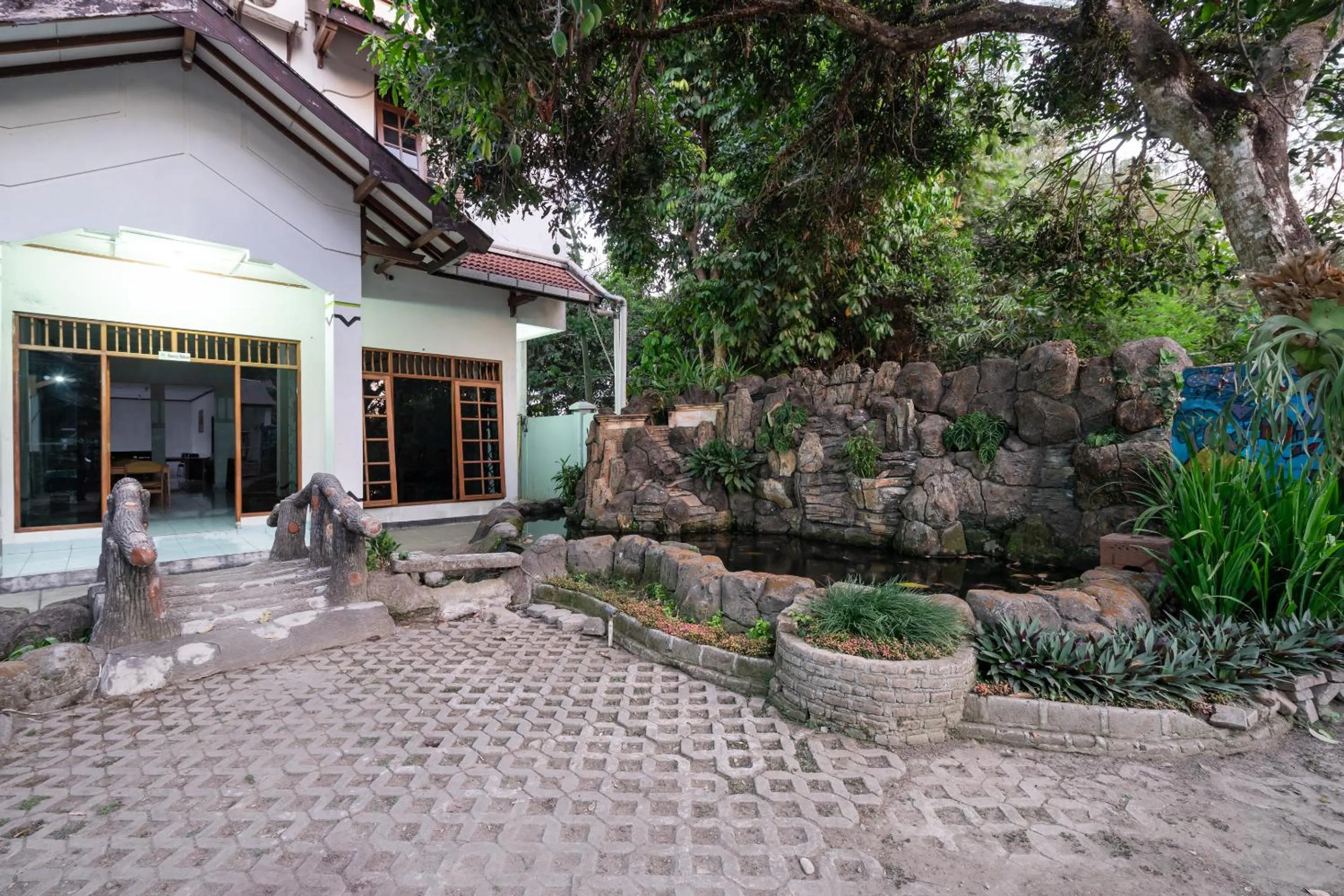 Facade/entrance in Hotel O Omah Duwet