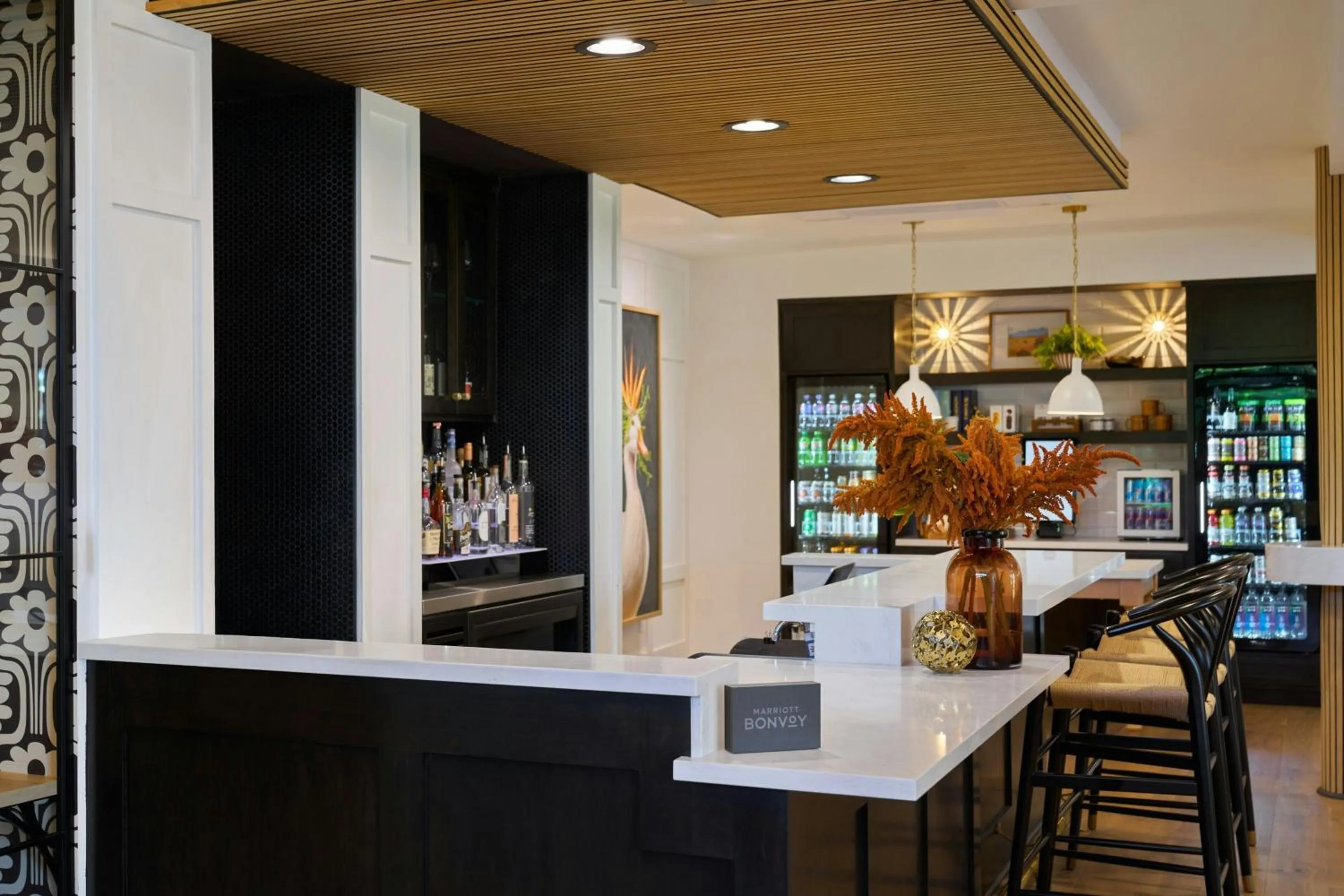 Lounge or bar in Tiller House, Laguna Hills, a Tribute Portfolio Hotel