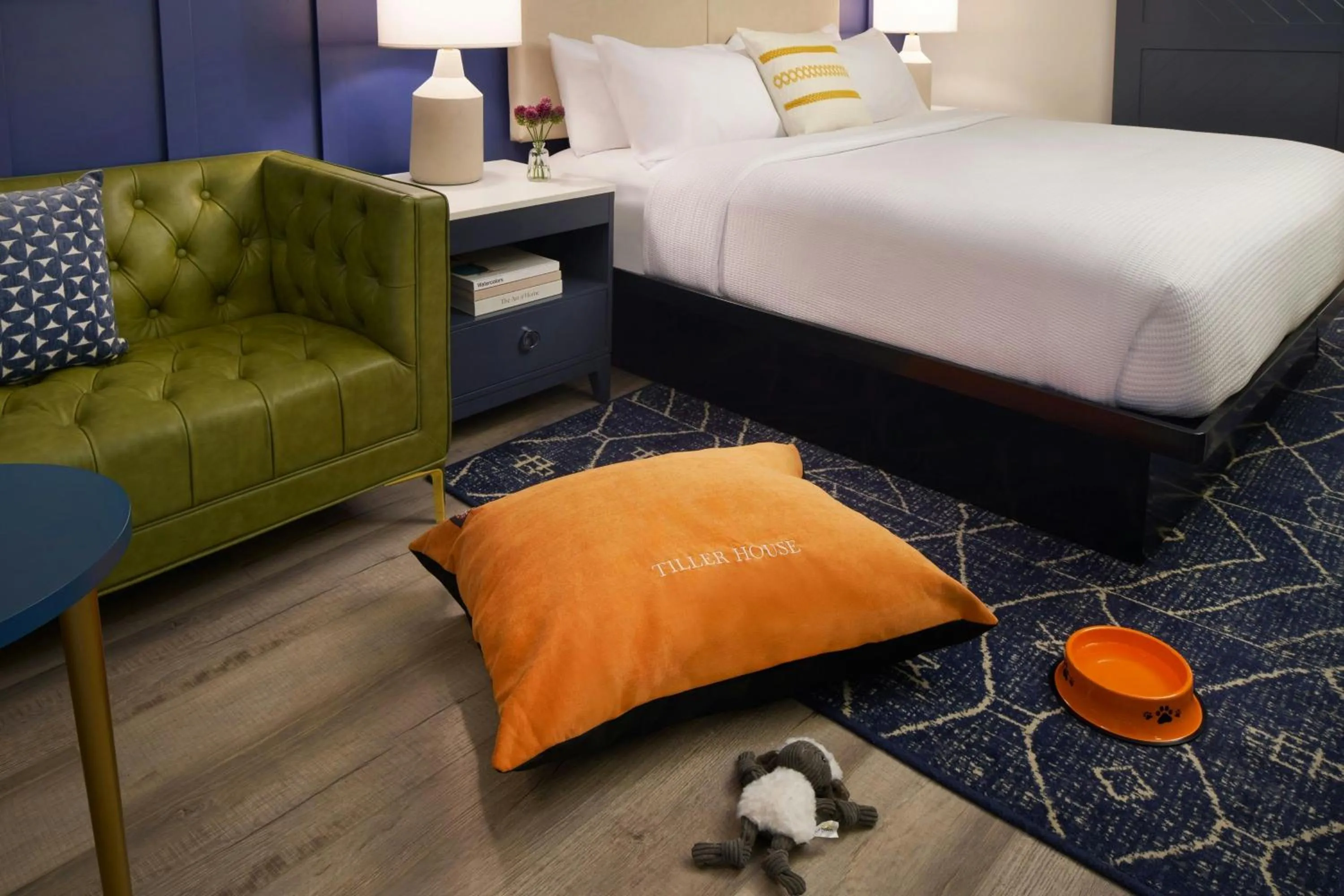 Photo of the whole room, Bed in Tiller House, Laguna Hills, a Tribute Portfolio Hotel