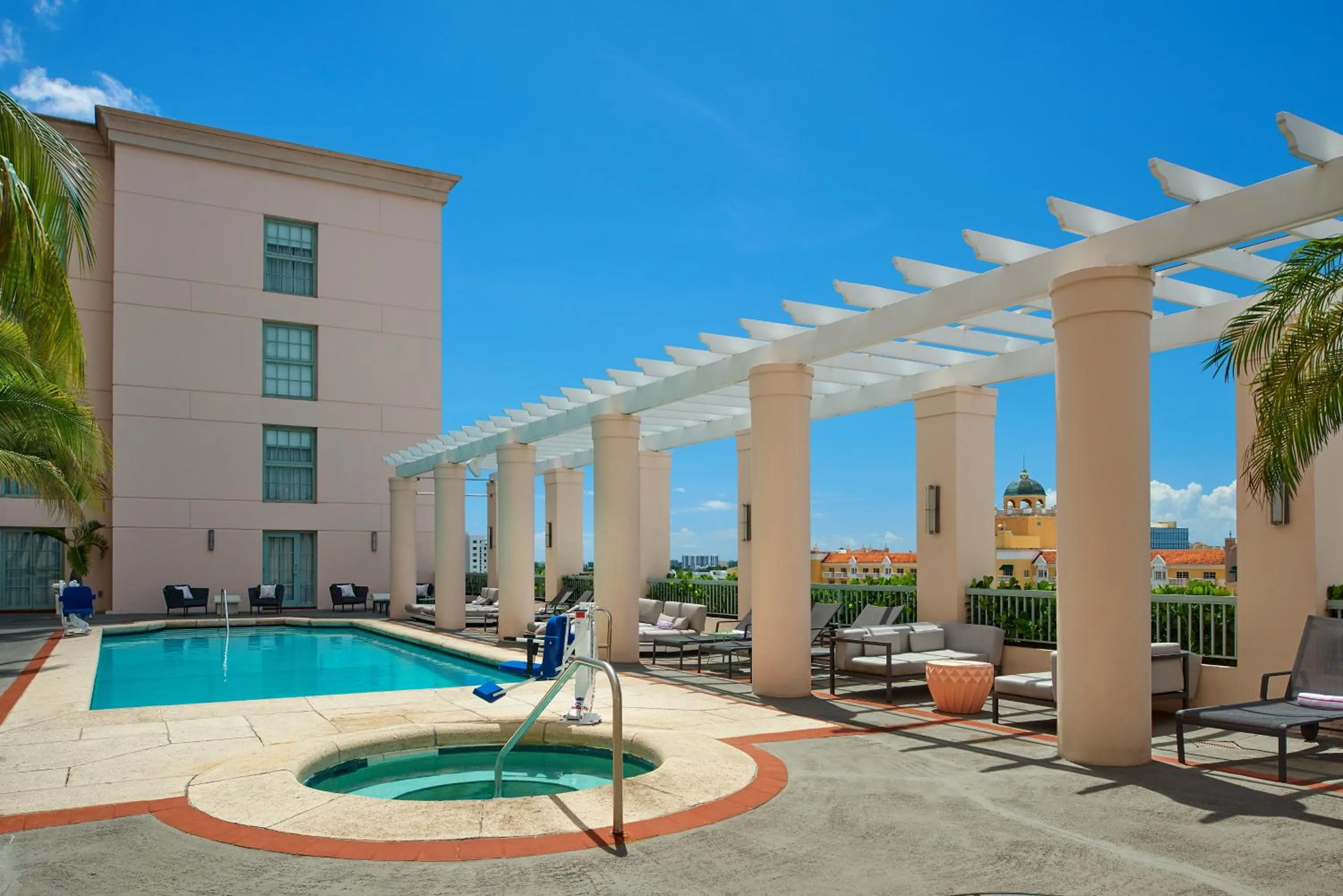 Swimming pool in Hotel Colonnade Coral Gables, Autograph Collection