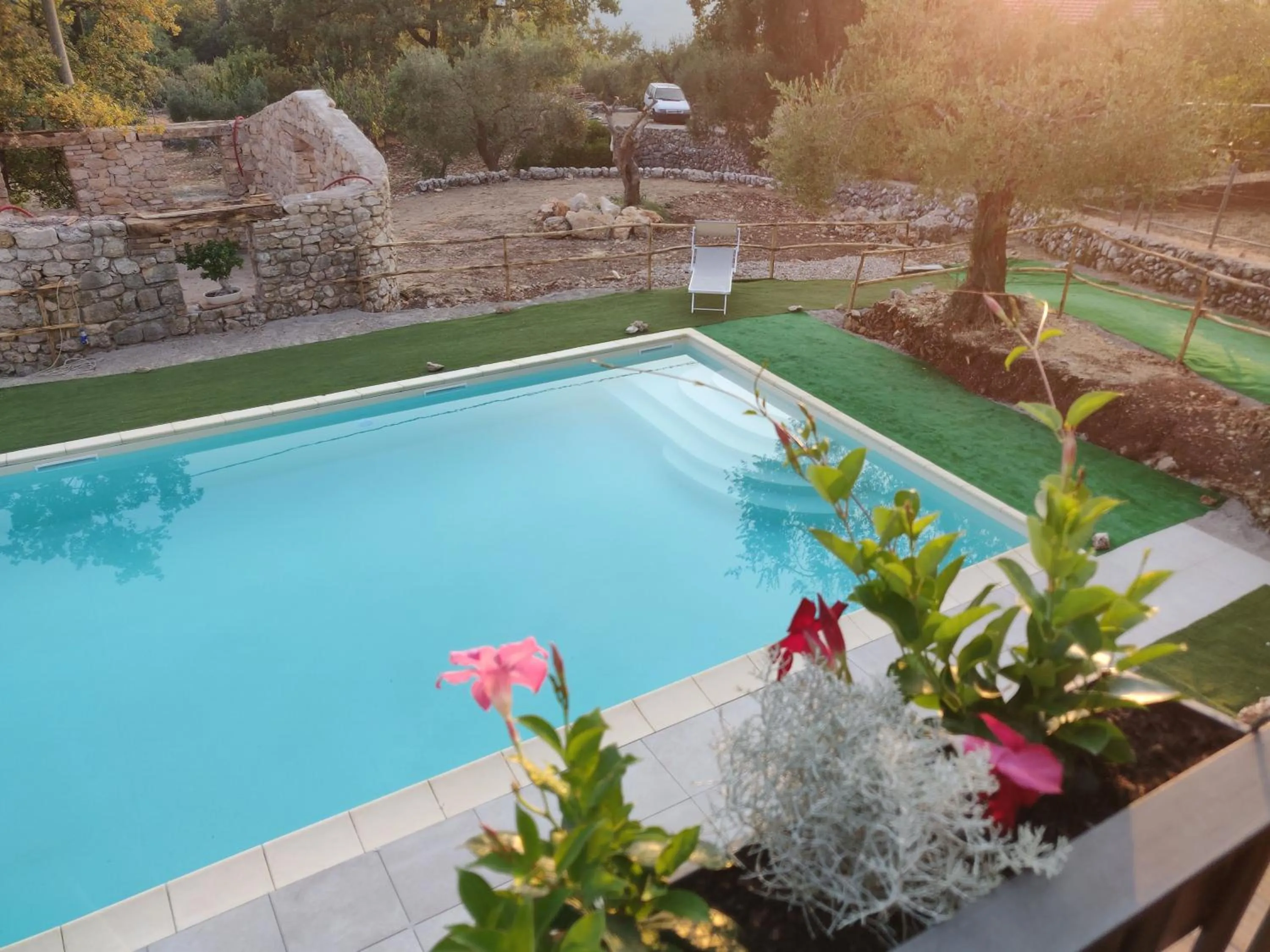 Swimming pool in come prima