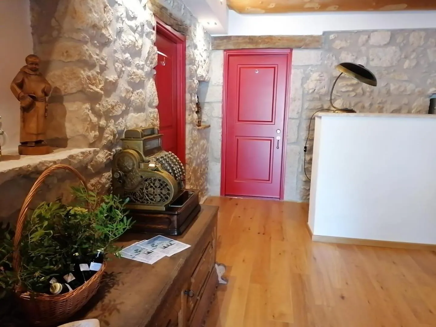 Lobby or reception in come prima