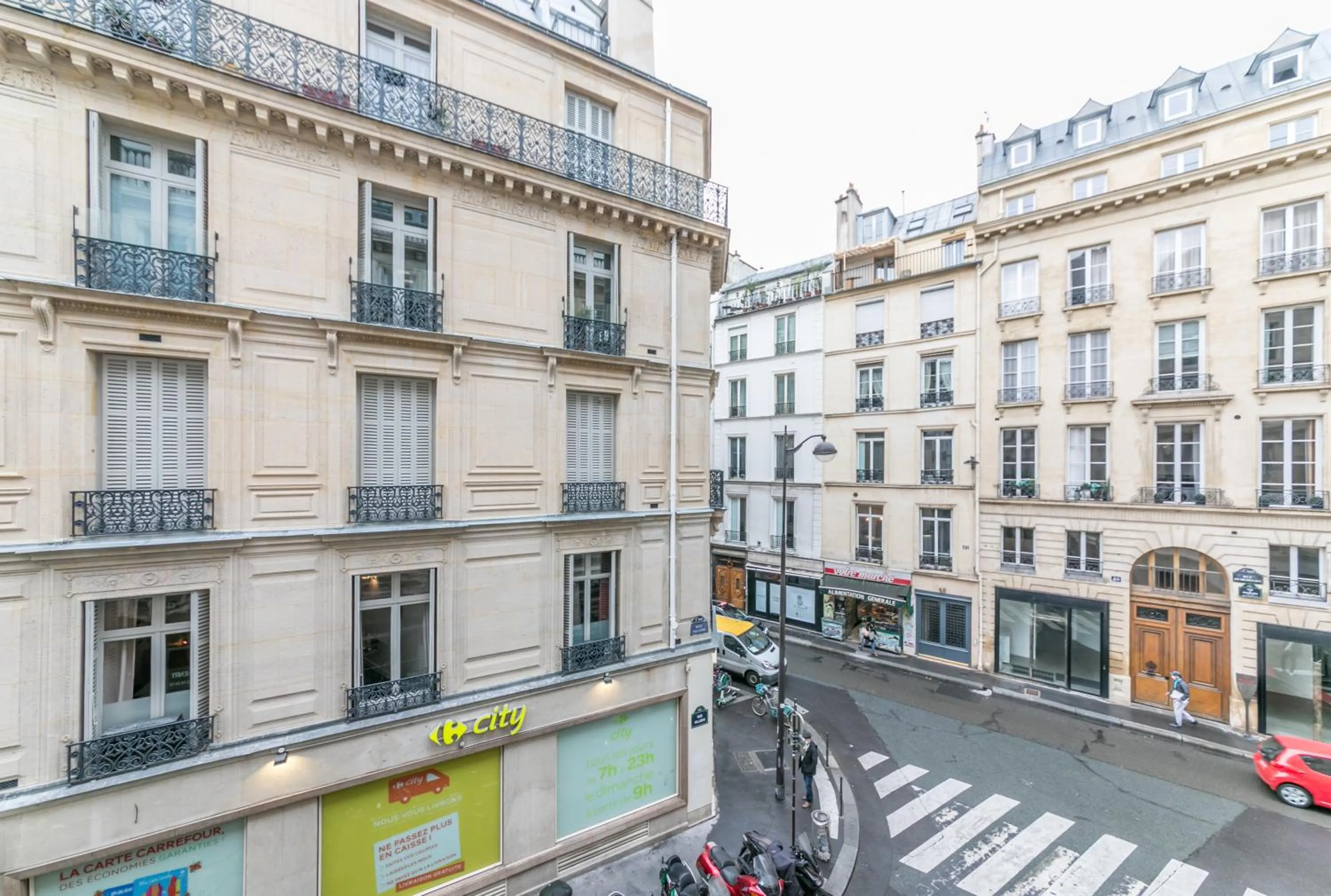 Street view in WS Louvre - Richelieu
