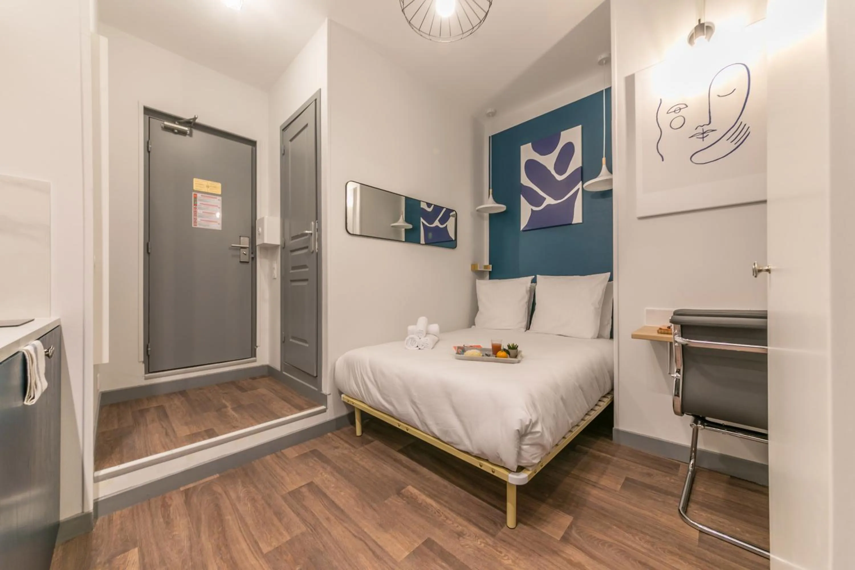 Photo of the whole room, Bed in WS Louvre - Richelieu