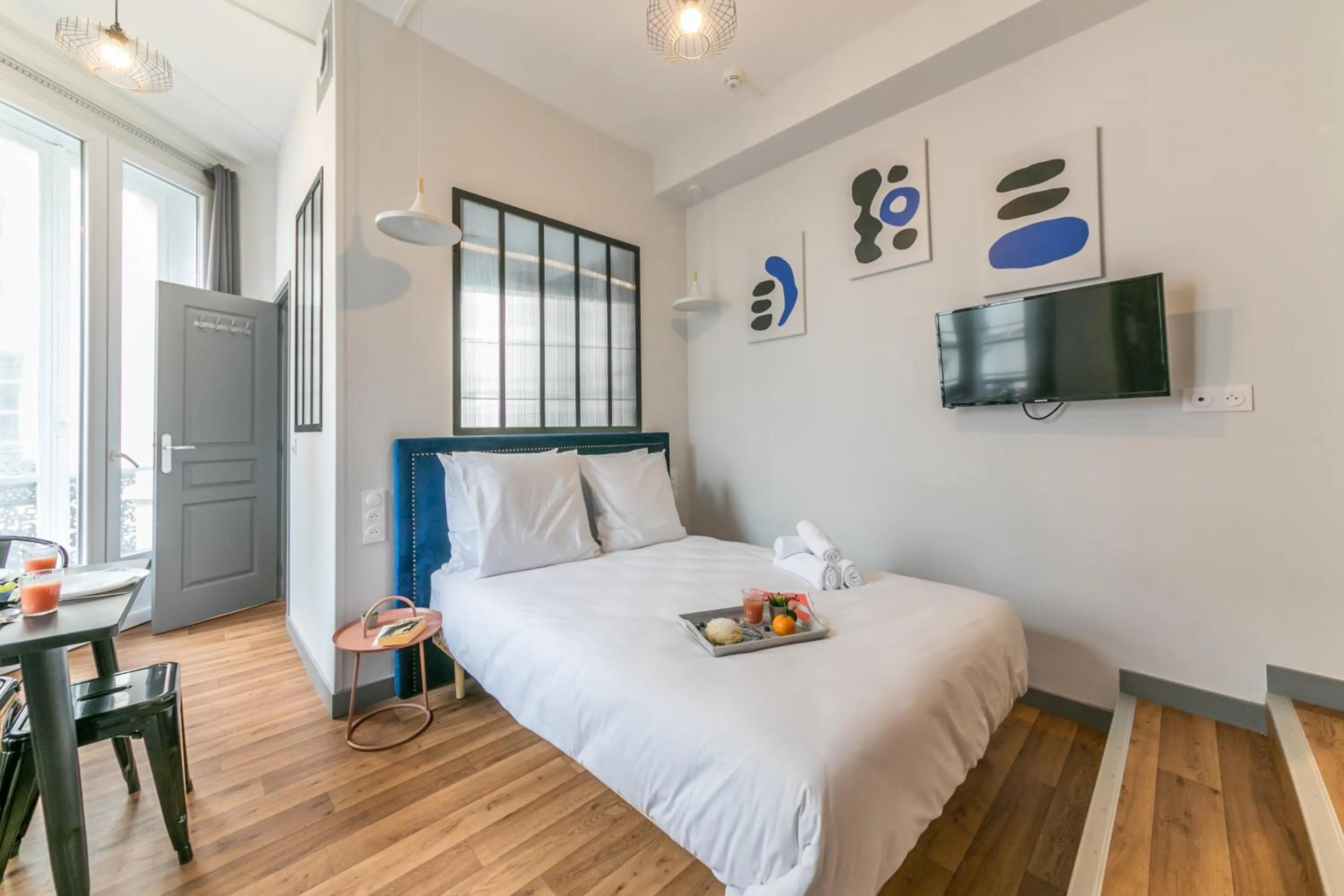 Photo of the whole room, Bed in WS Louvre - Richelieu