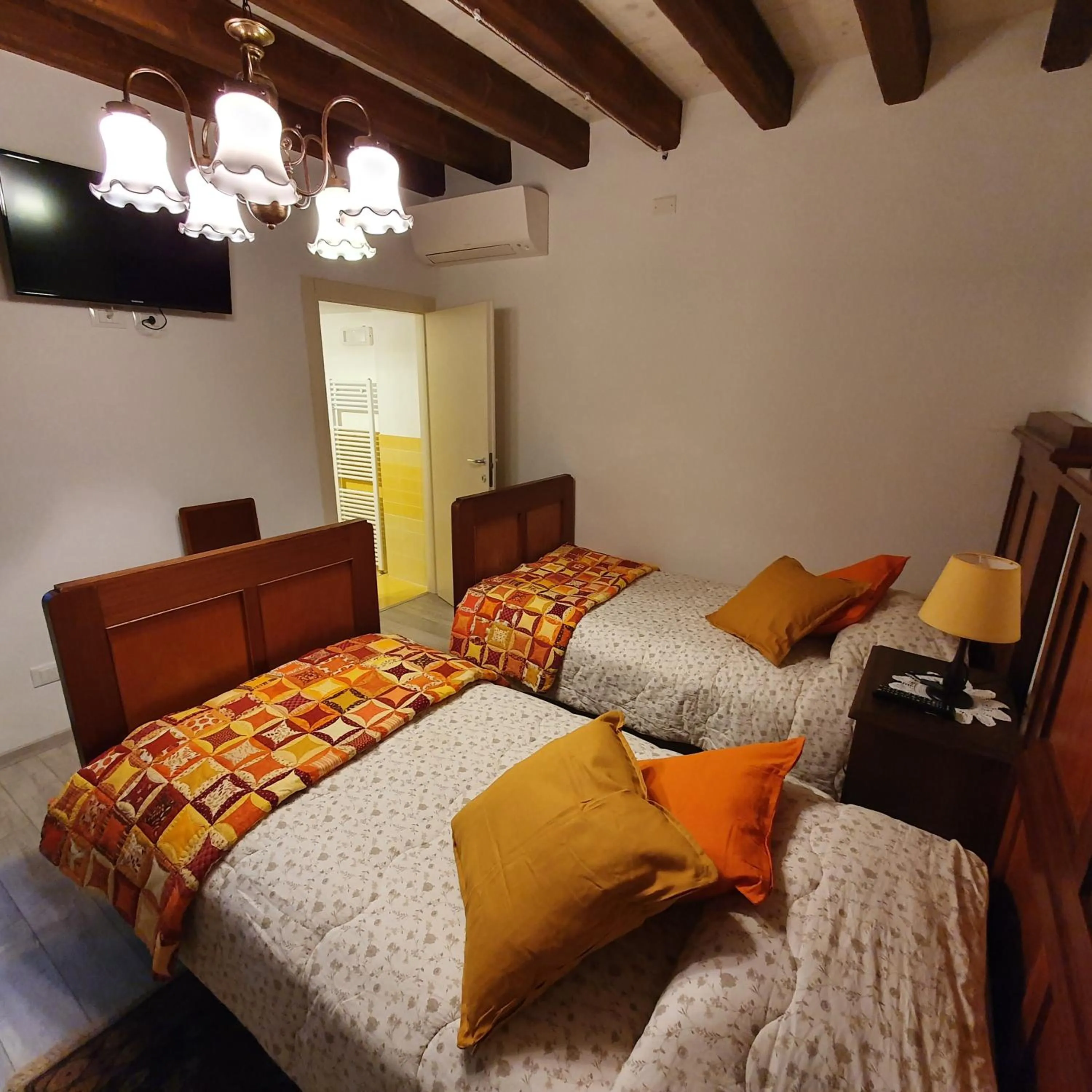 Photo of the whole room, Bed in Domus Iulii