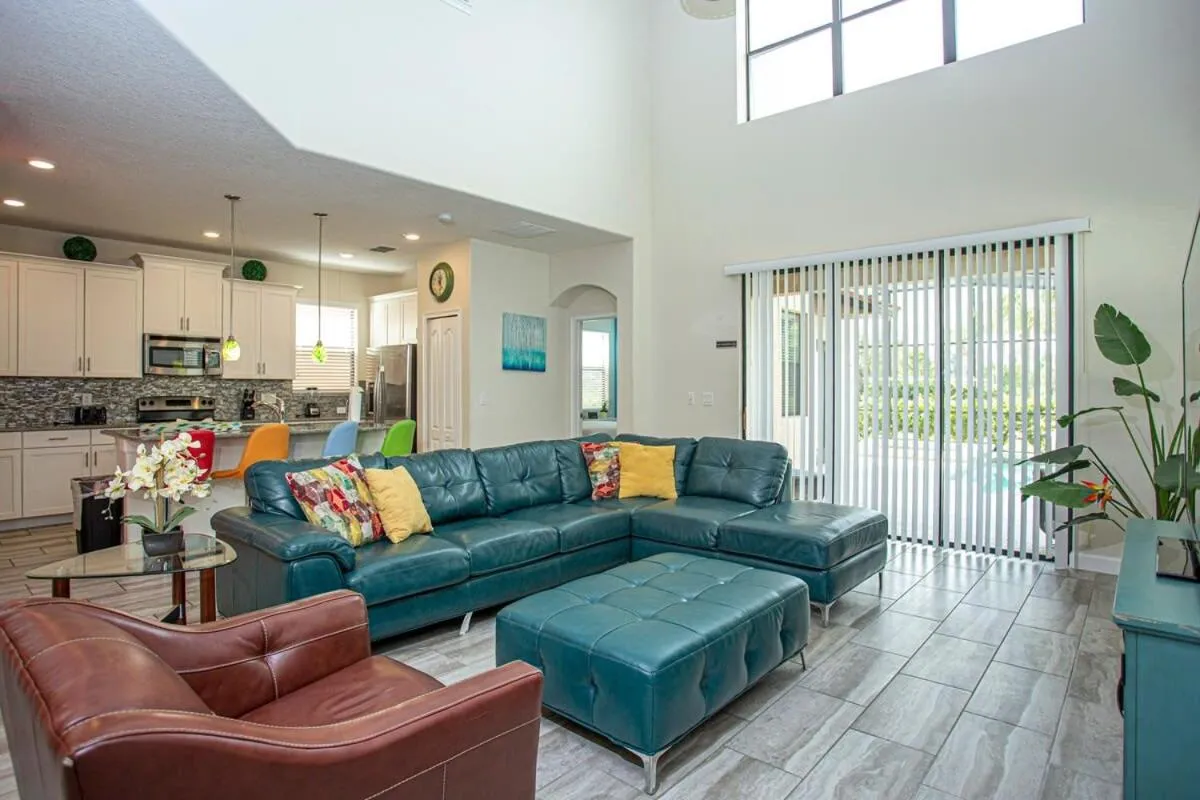 Gorgeous 5 Bd Single Family with Pool 5528