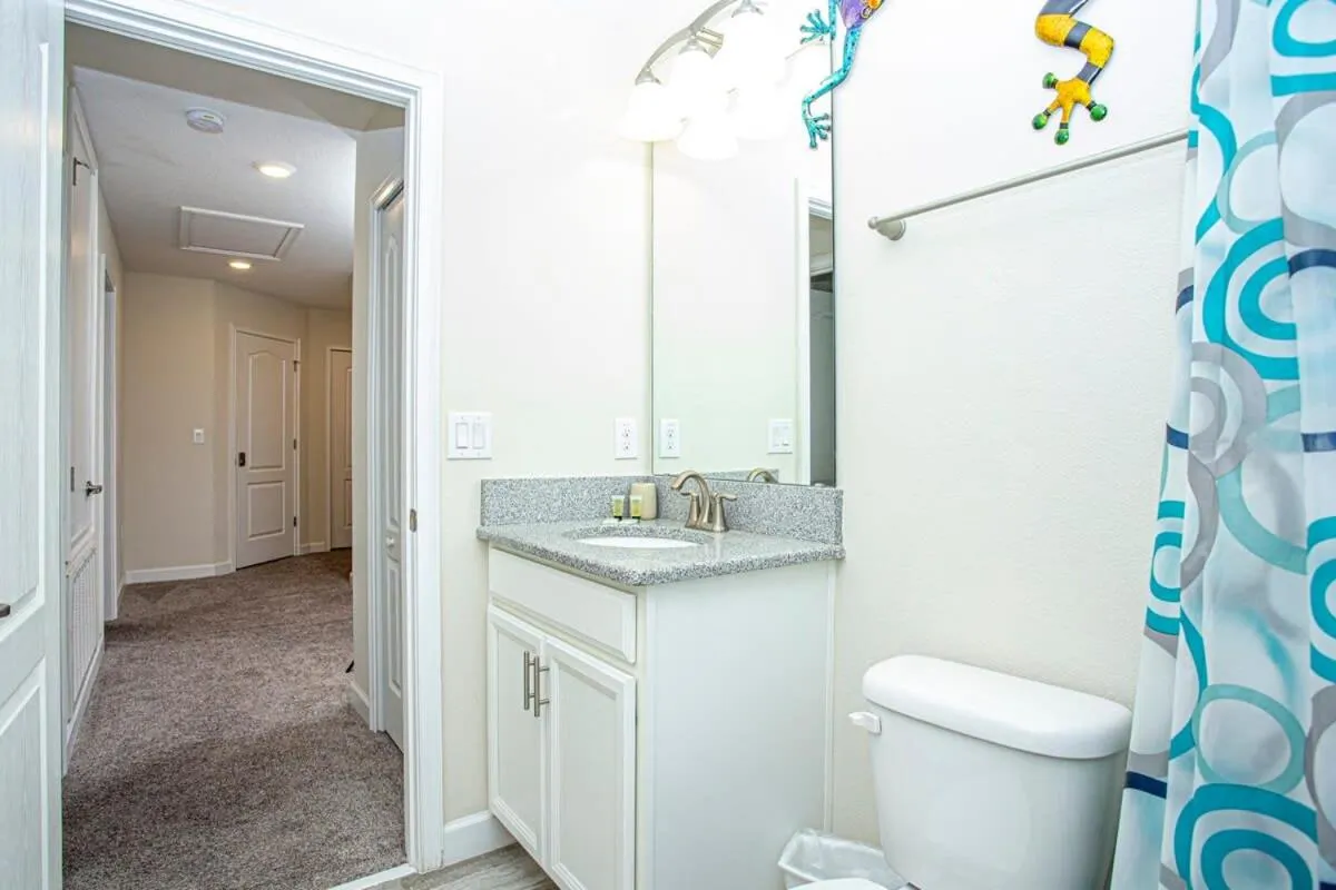 Gorgeous 5 Bd Single Family with Pool 5528