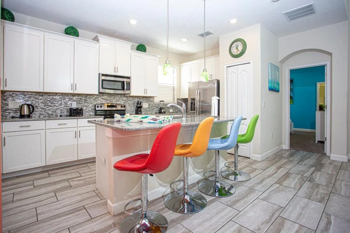 Gorgeous 5 Bd Single Family with Pool 5528