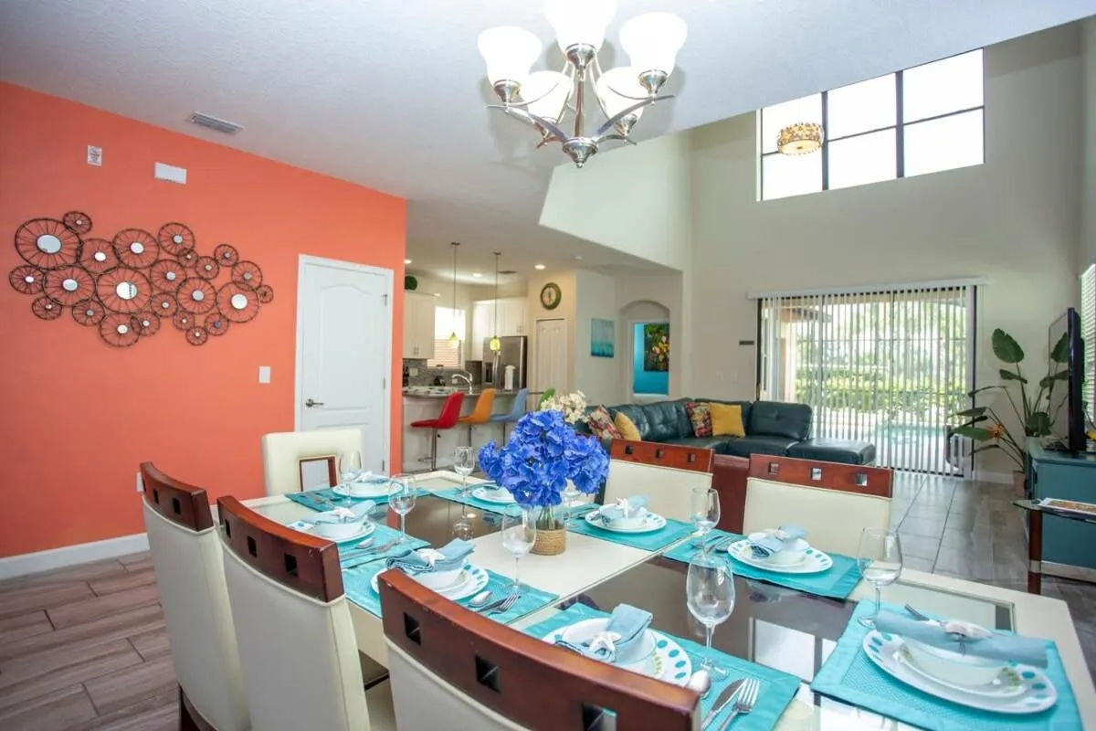 Gorgeous 5 Bd Single Family with Pool 5528