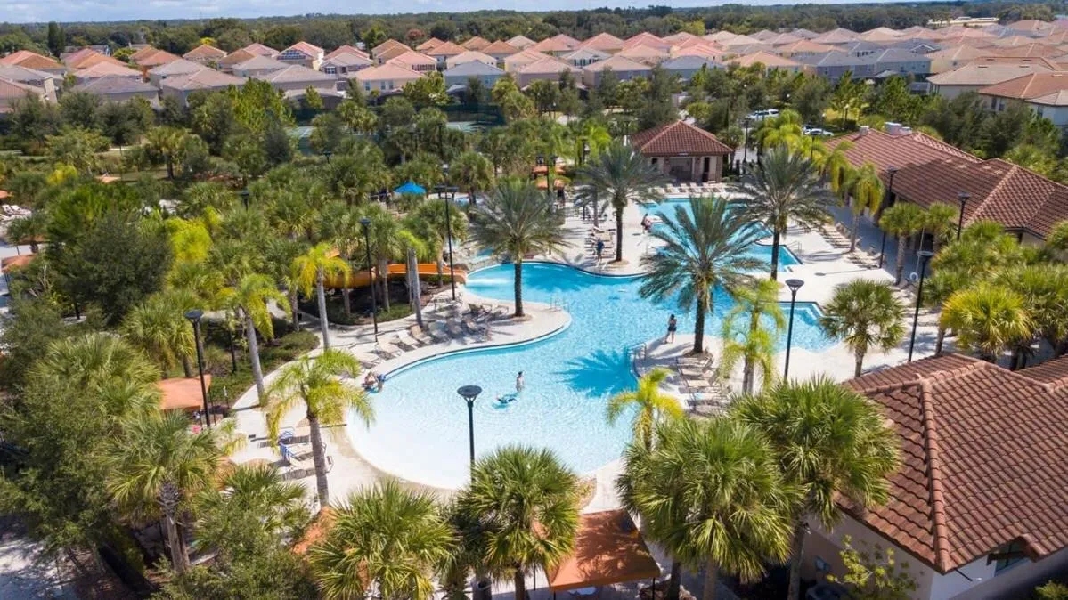 Gorgeous 5 Bd Single Family with Pool 5528