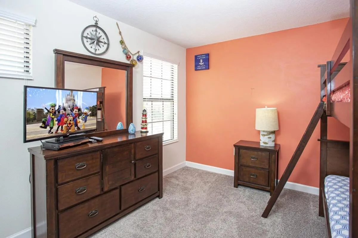 Gorgeous 5 Bd Single Family with Pool 5528