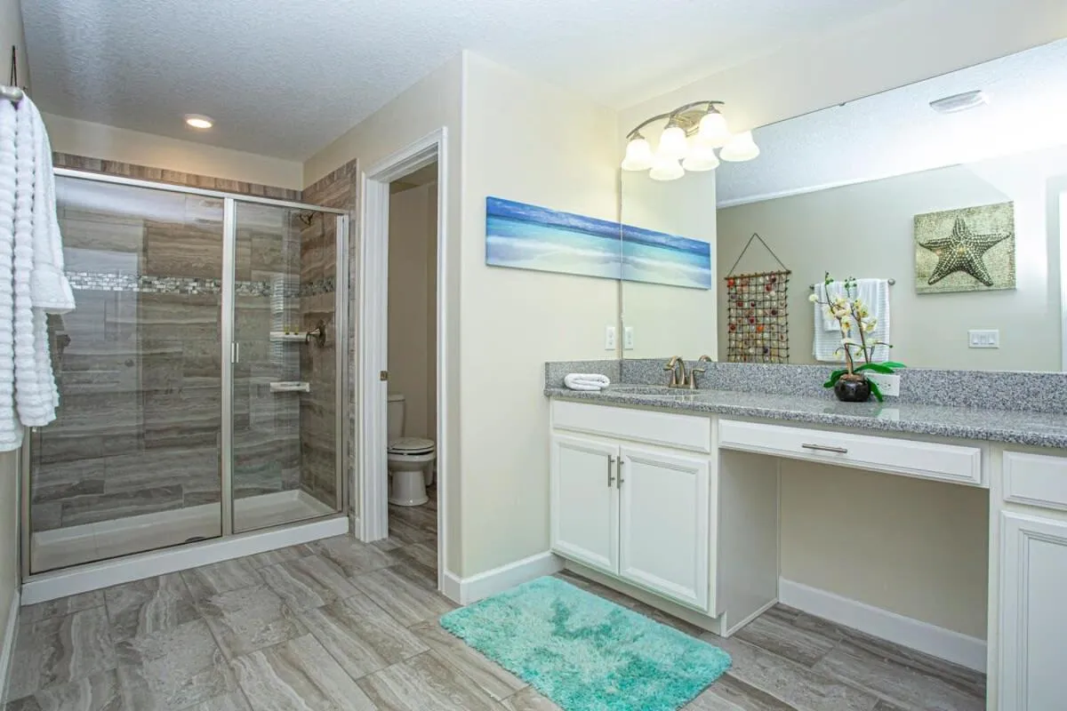 Gorgeous 5 Bd Single Family with Pool 5528