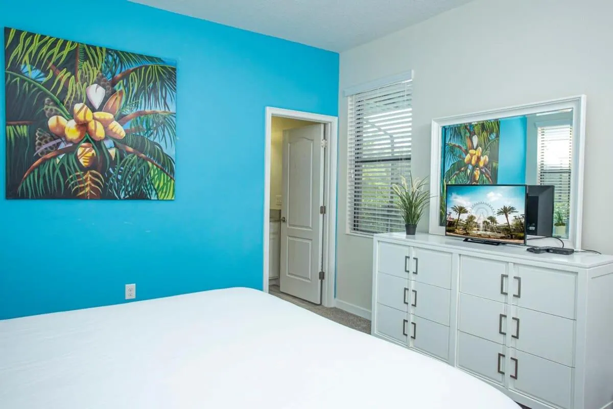 Bed in Gorgeous 5 Bd Single Family with Pool 5528