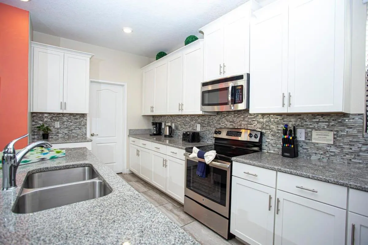 Gorgeous 5 Bd Single Family with Pool 5528