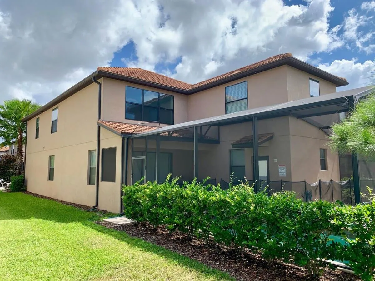 Gorgeous 5 Bd Single Family with Pool 5528