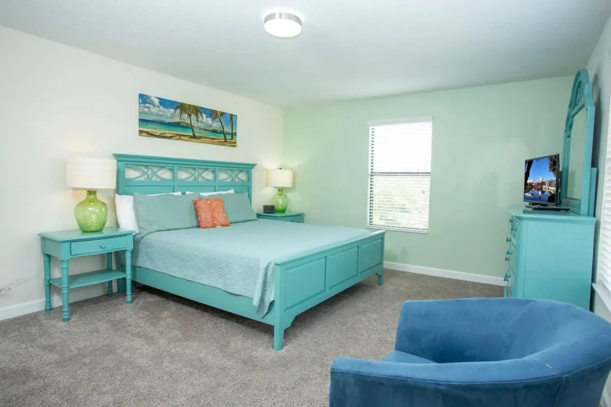 Bed in Gorgeous 5 Bd Single Family with Pool 5528