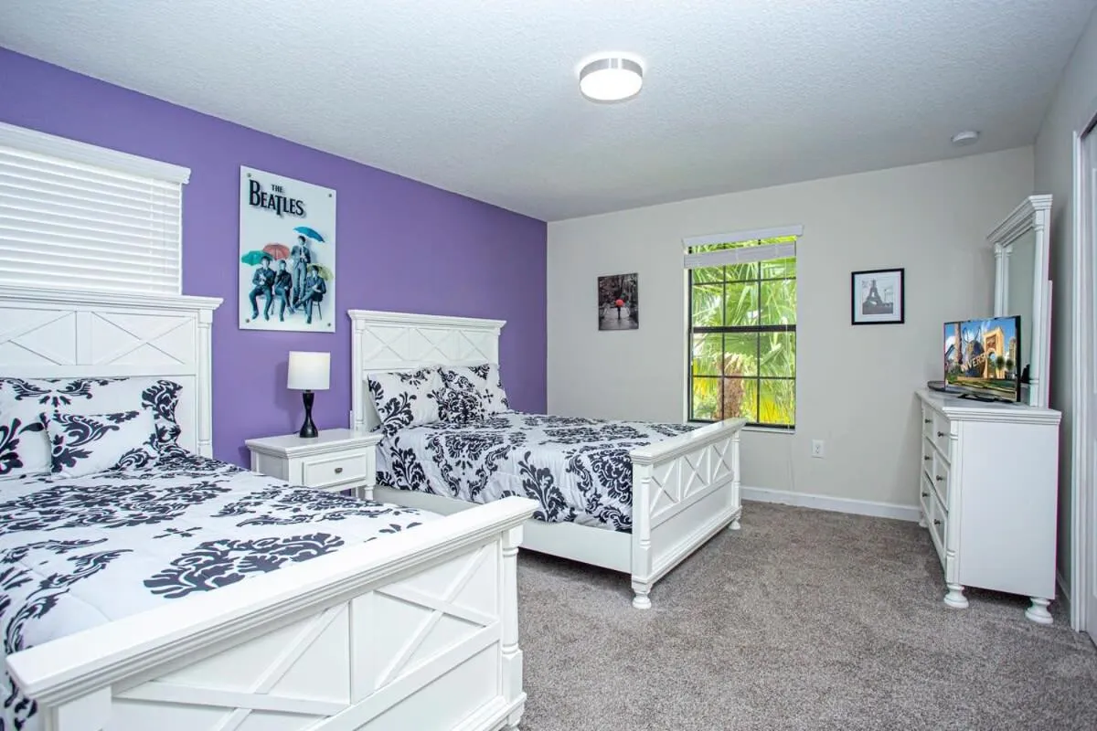 Bed in Gorgeous 5 Bd Single Family with Pool 5528