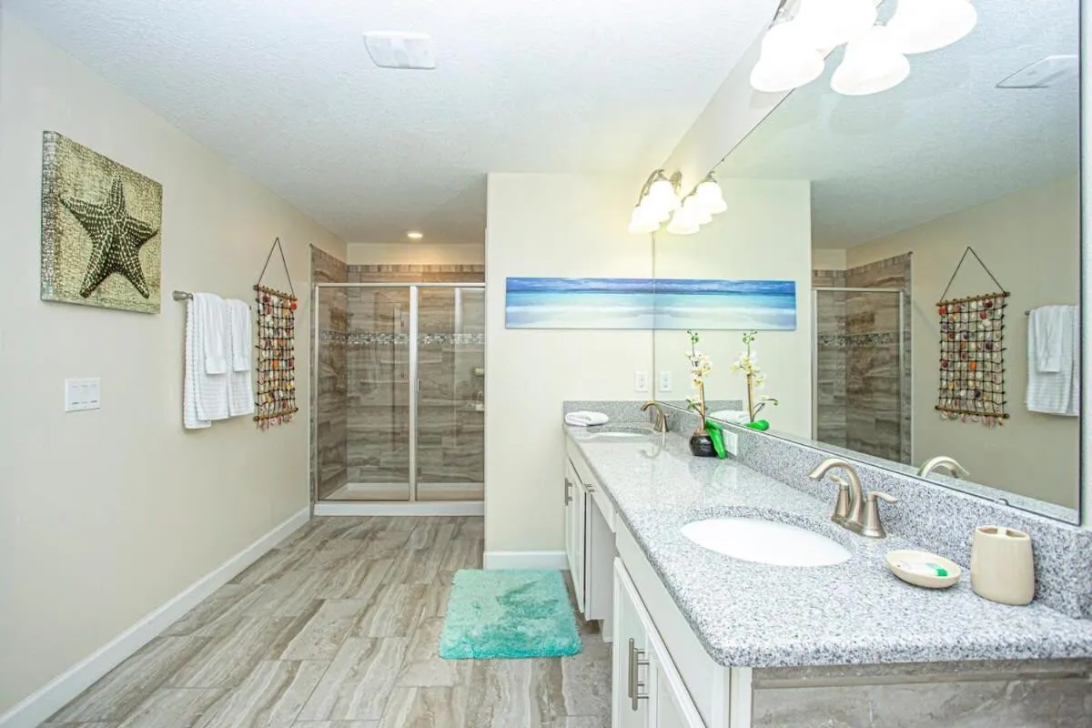 Gorgeous 5 Bd Single Family with Pool 5528