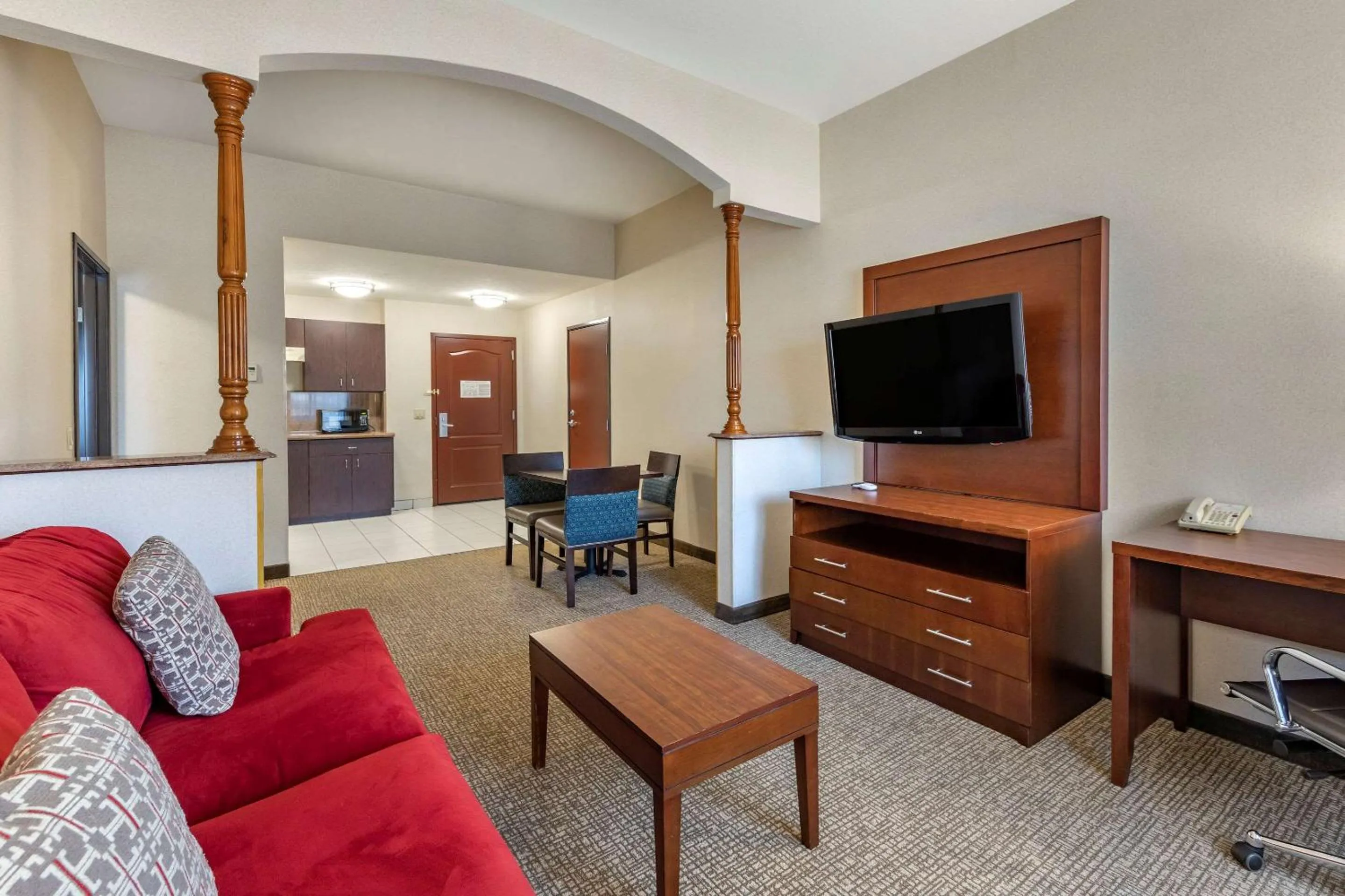 TV and multimedia in Citrus Suites Redlands Loma Linda Hotel
