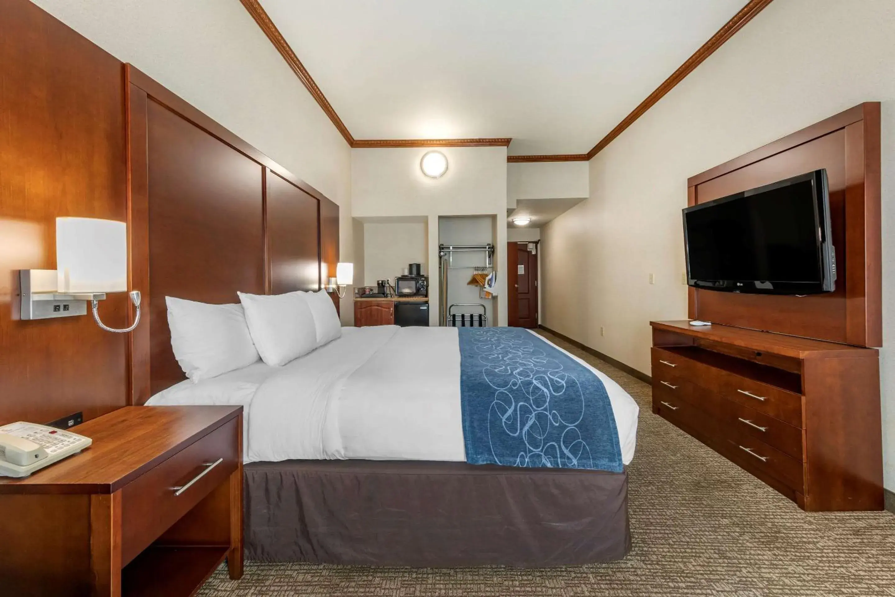 King Room with Roll-In Shower - Accessible/Non-Smoking in Citrus Suites Redlands Loma Linda Hotel King Room with Roll-In Shower - Accessible/Non-Smoking in Citrus Suites Redlands Loma Linda Hotel