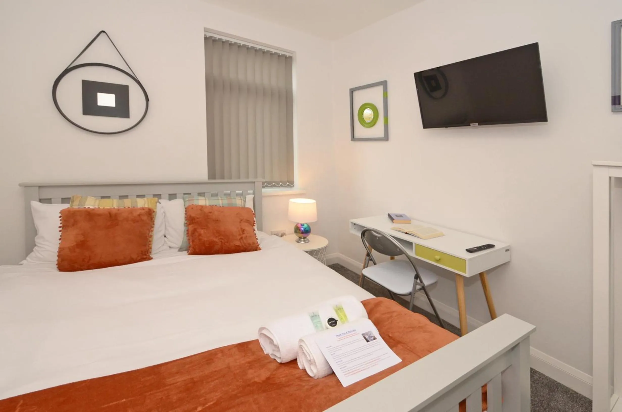 Bedroom, Bed in Townhouse PLUS @ 301 West Street Crewe