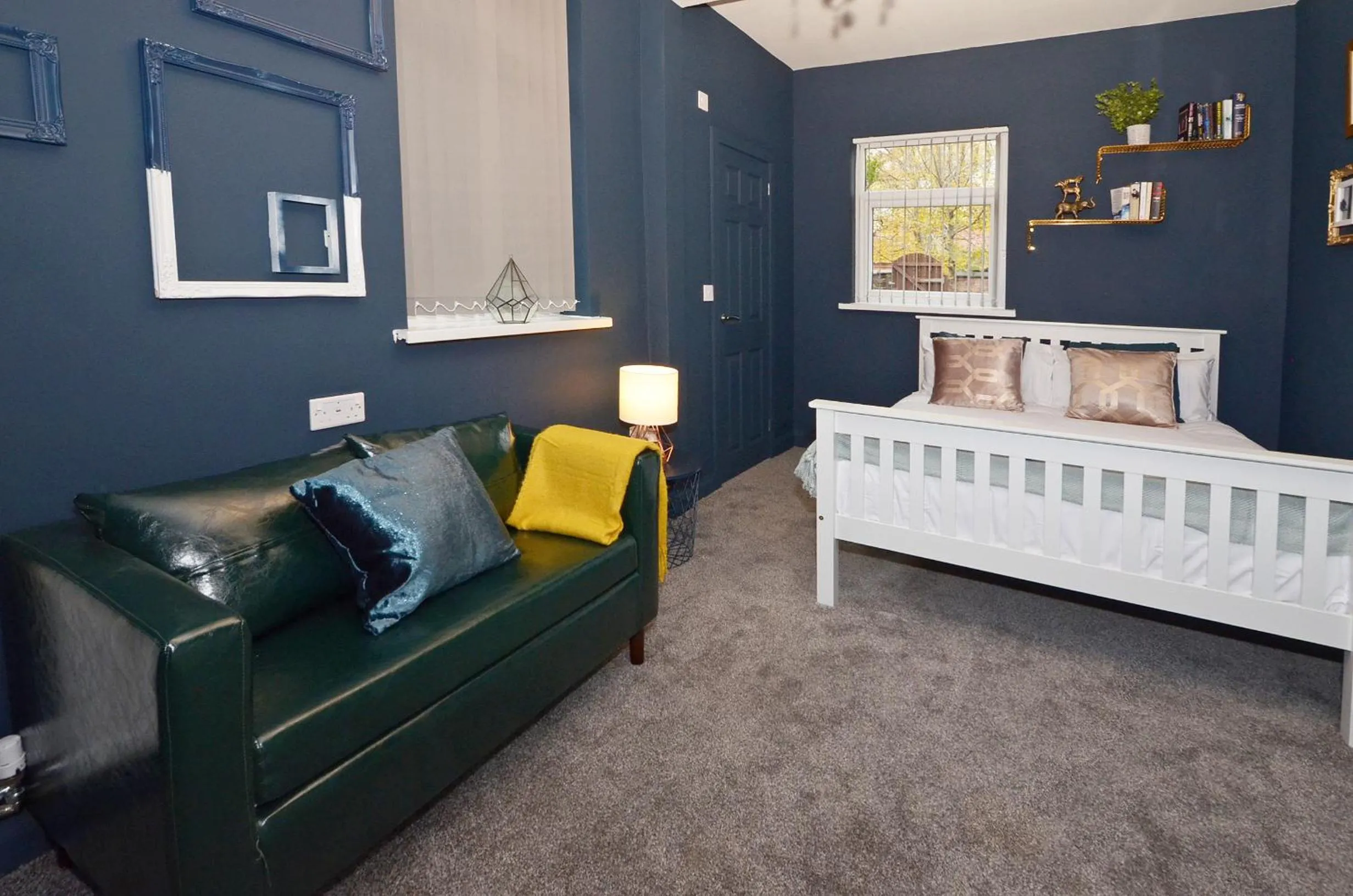 Bedroom, Bed in Townhouse PLUS @ 301 West Street Crewe