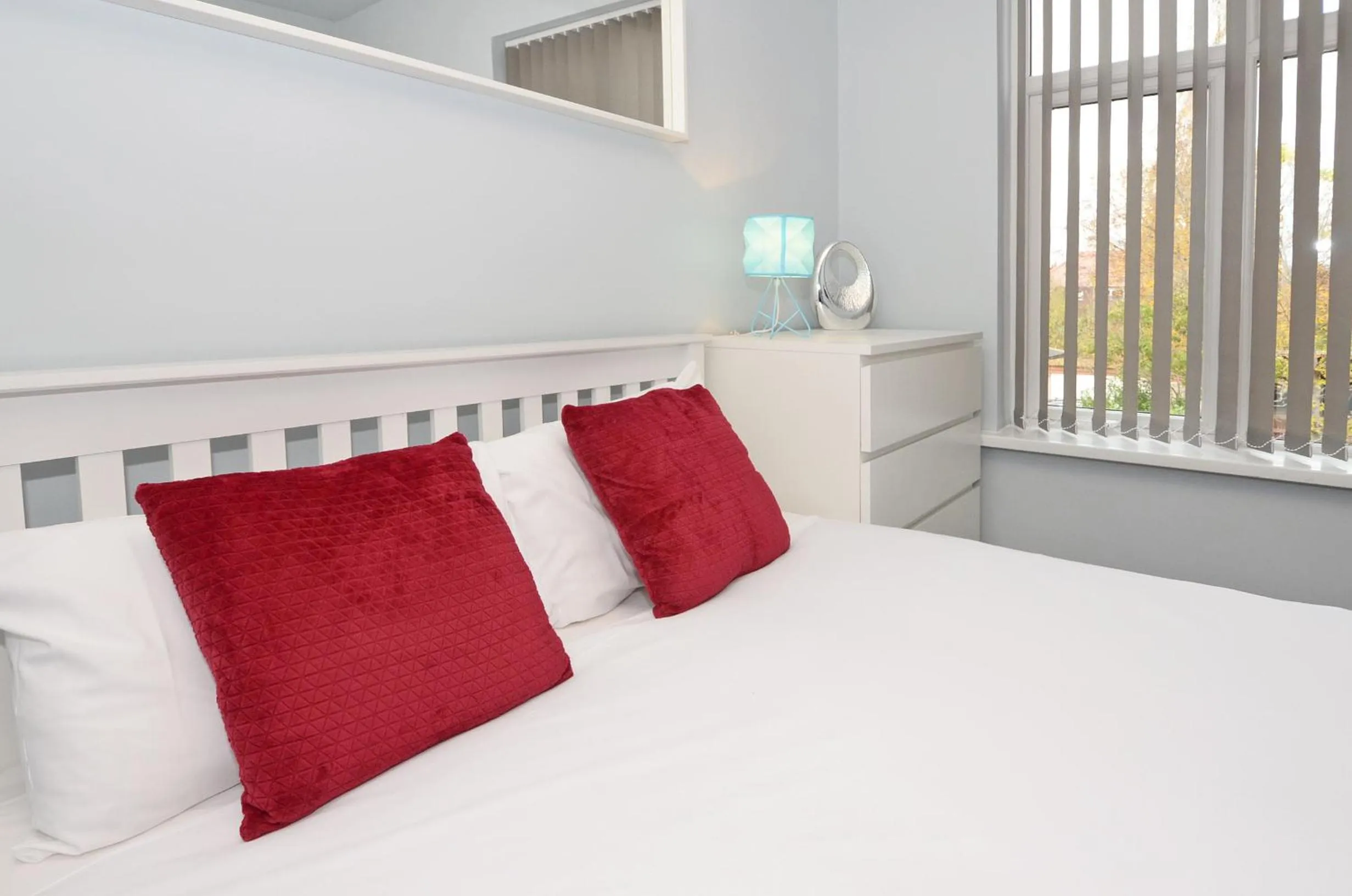 Bedroom, Bed in Townhouse PLUS @ 301 West Street Crewe