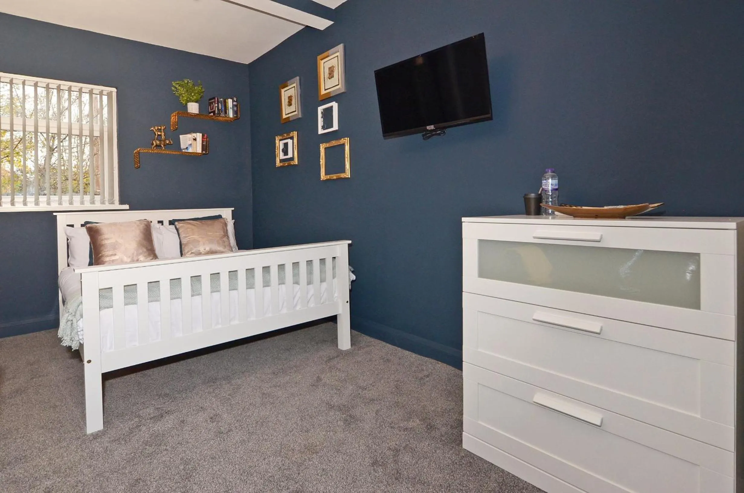 Bedroom, Bed in Townhouse PLUS @ 301 West Street Crewe