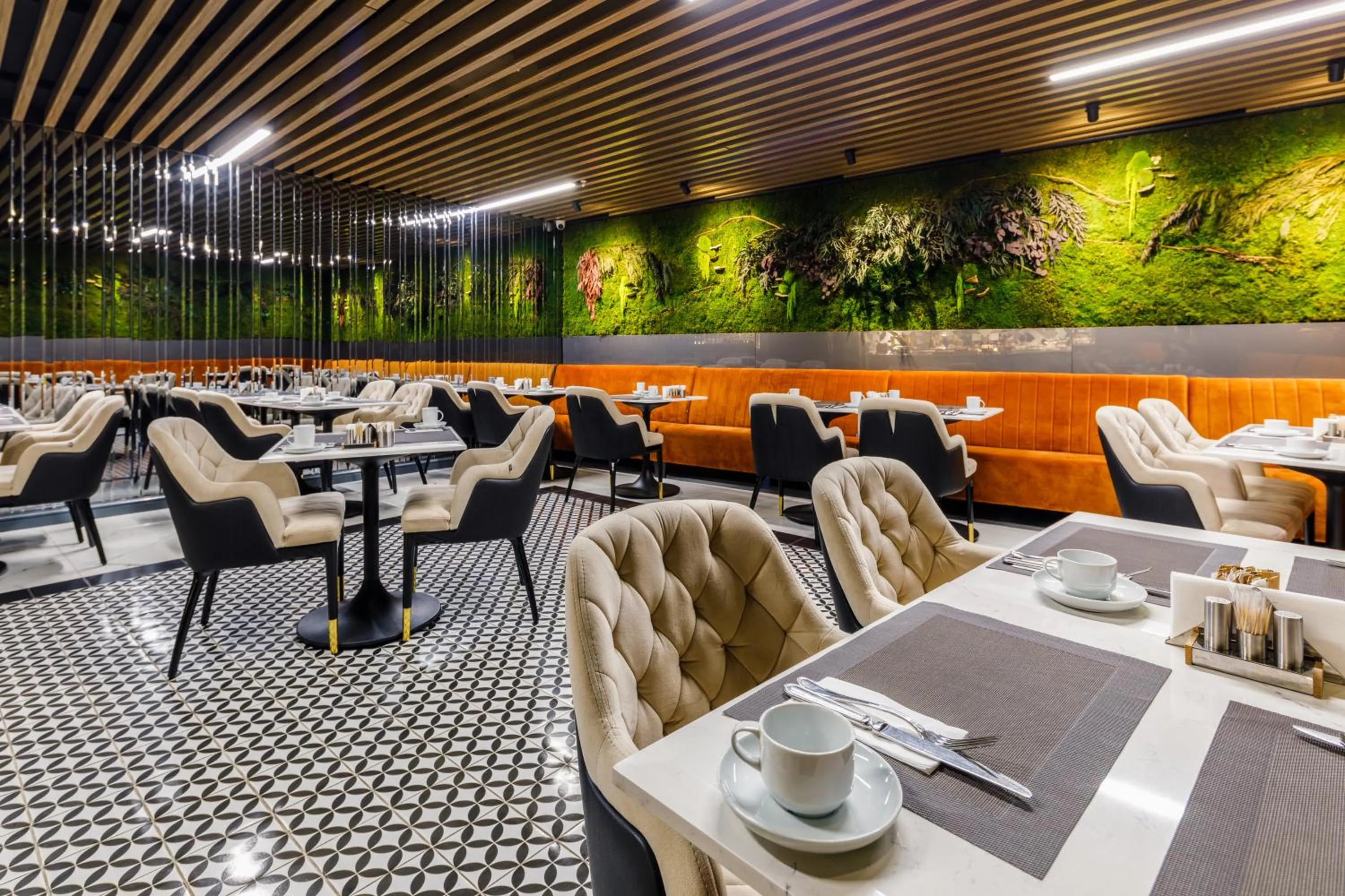 Restaurant/places to eat in Euro Design Hotel