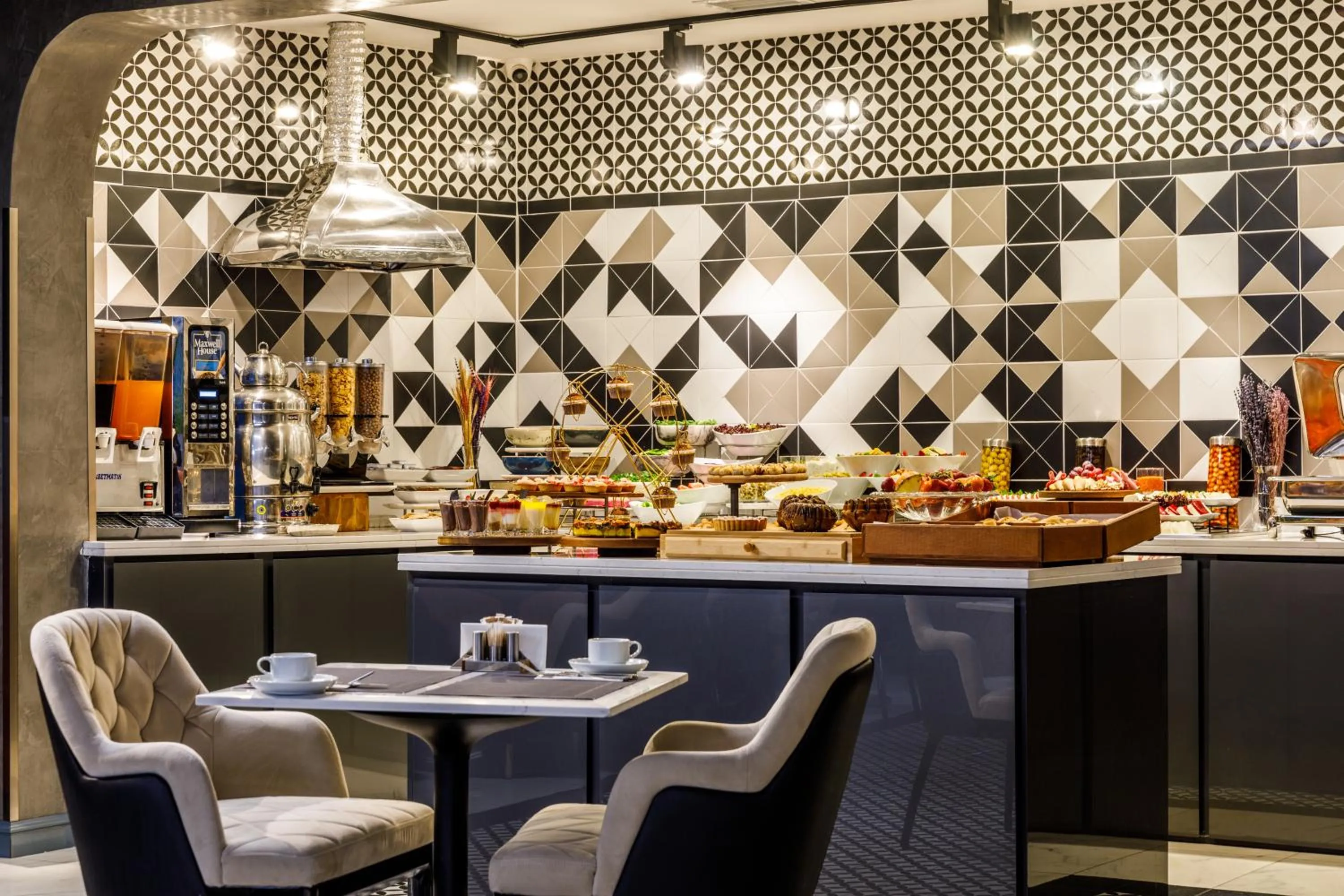 Restaurant/places to eat in Euro Design Hotel