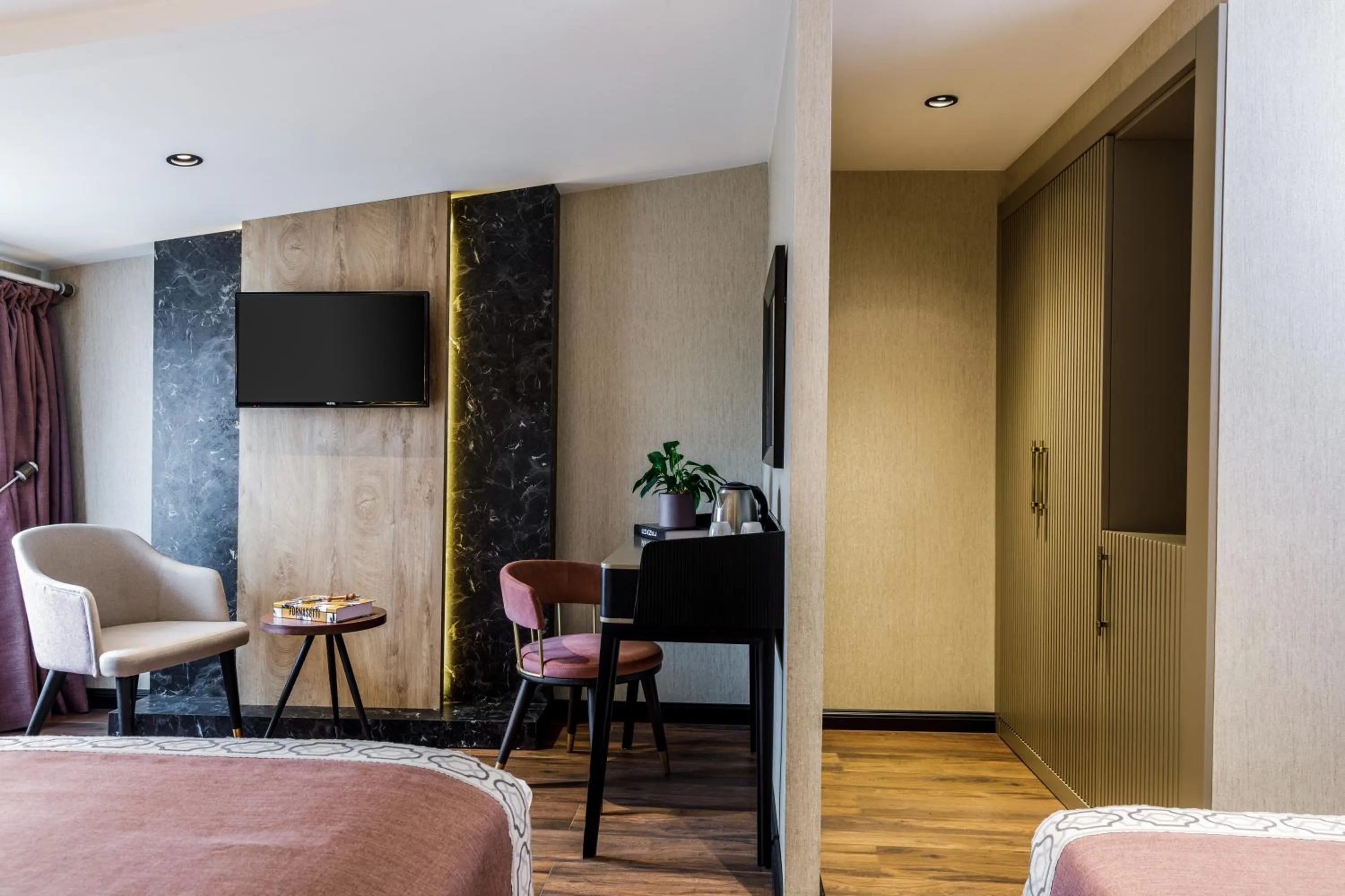 Seating area, Bed in Euro Design Hotel