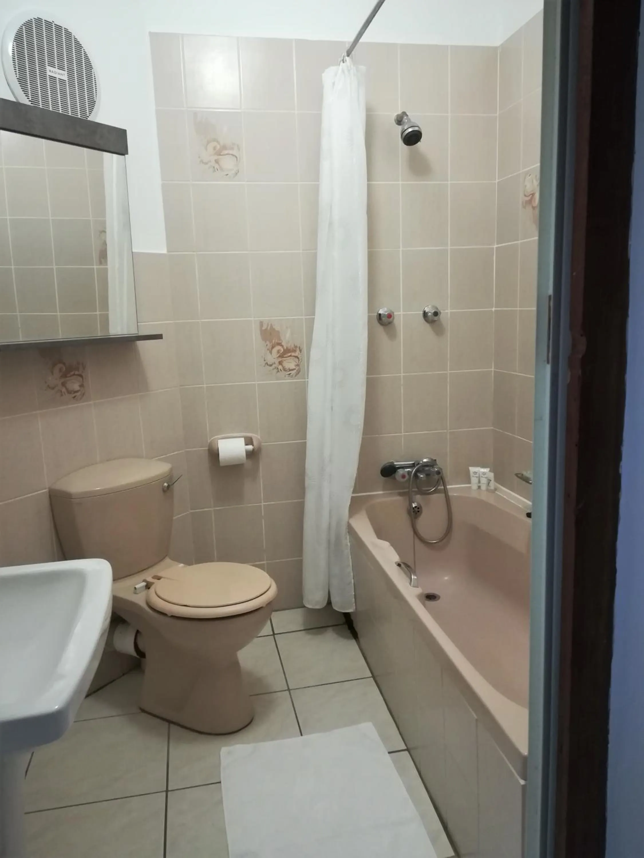 Bathroom in Rockview Guest House