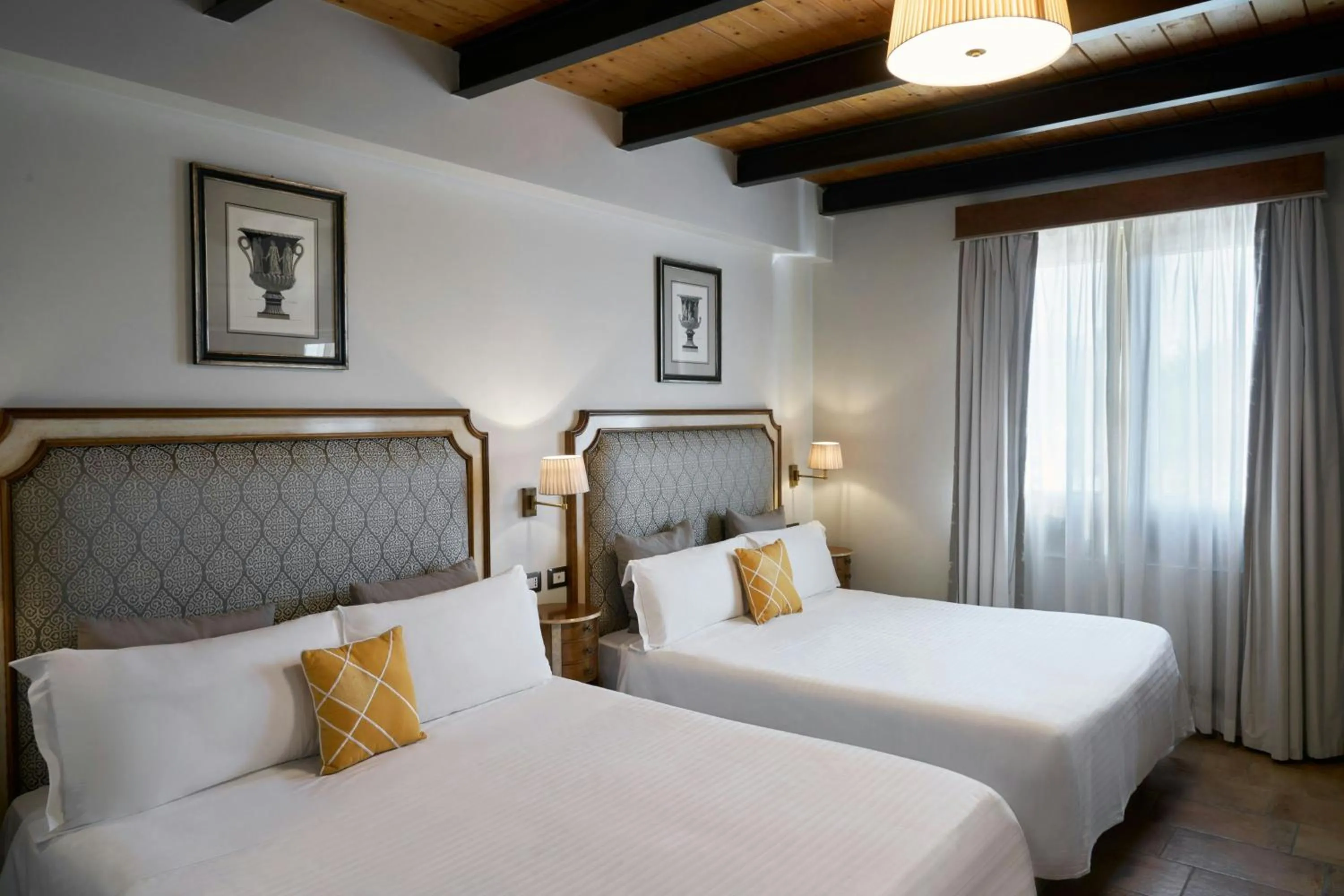 Photo of the whole room, Bed in Four Points Flex by Sheraton Naples Marigliano