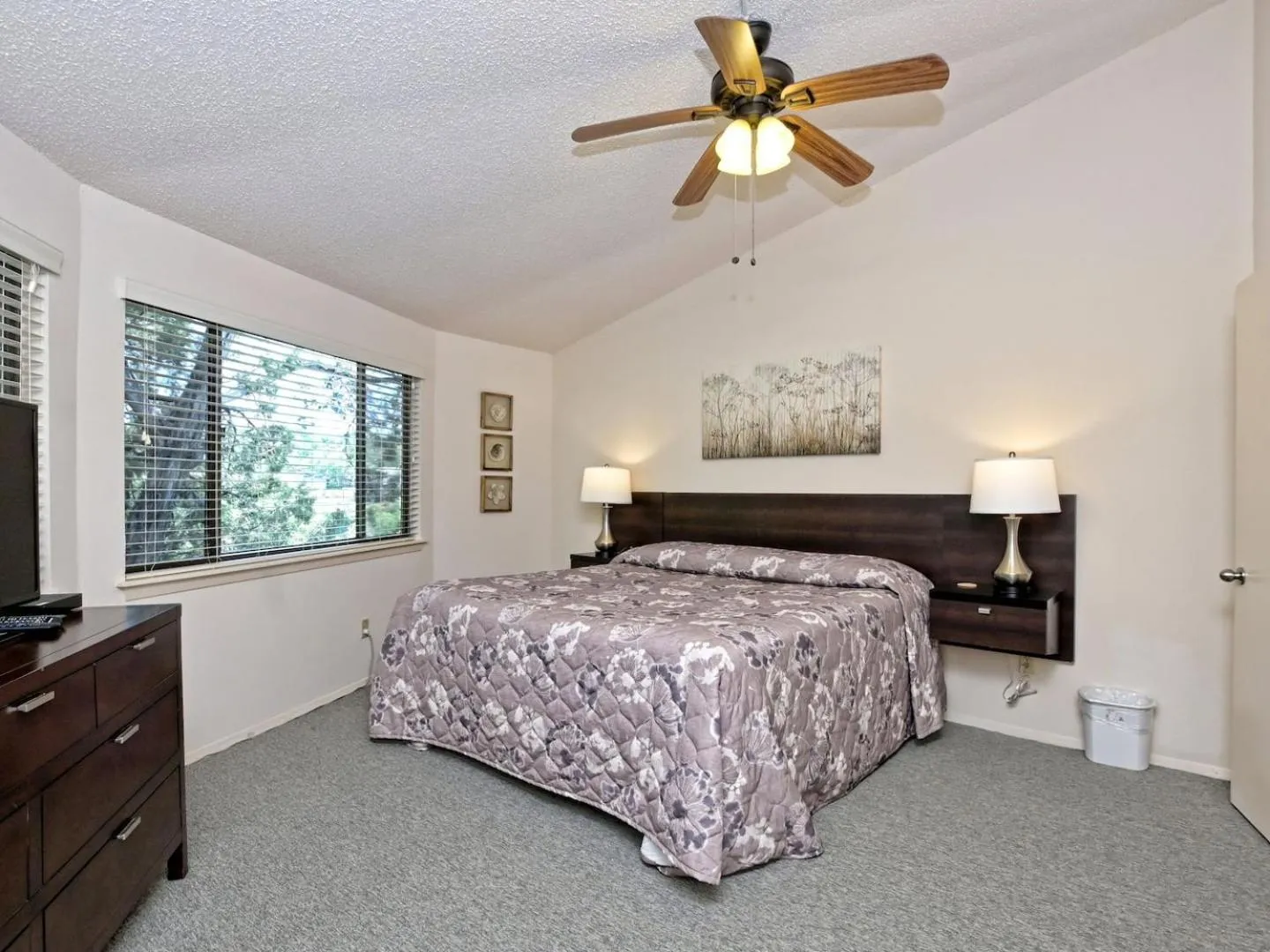 Bed in Lakefront Bungalow with Community PoolHot Tub #8