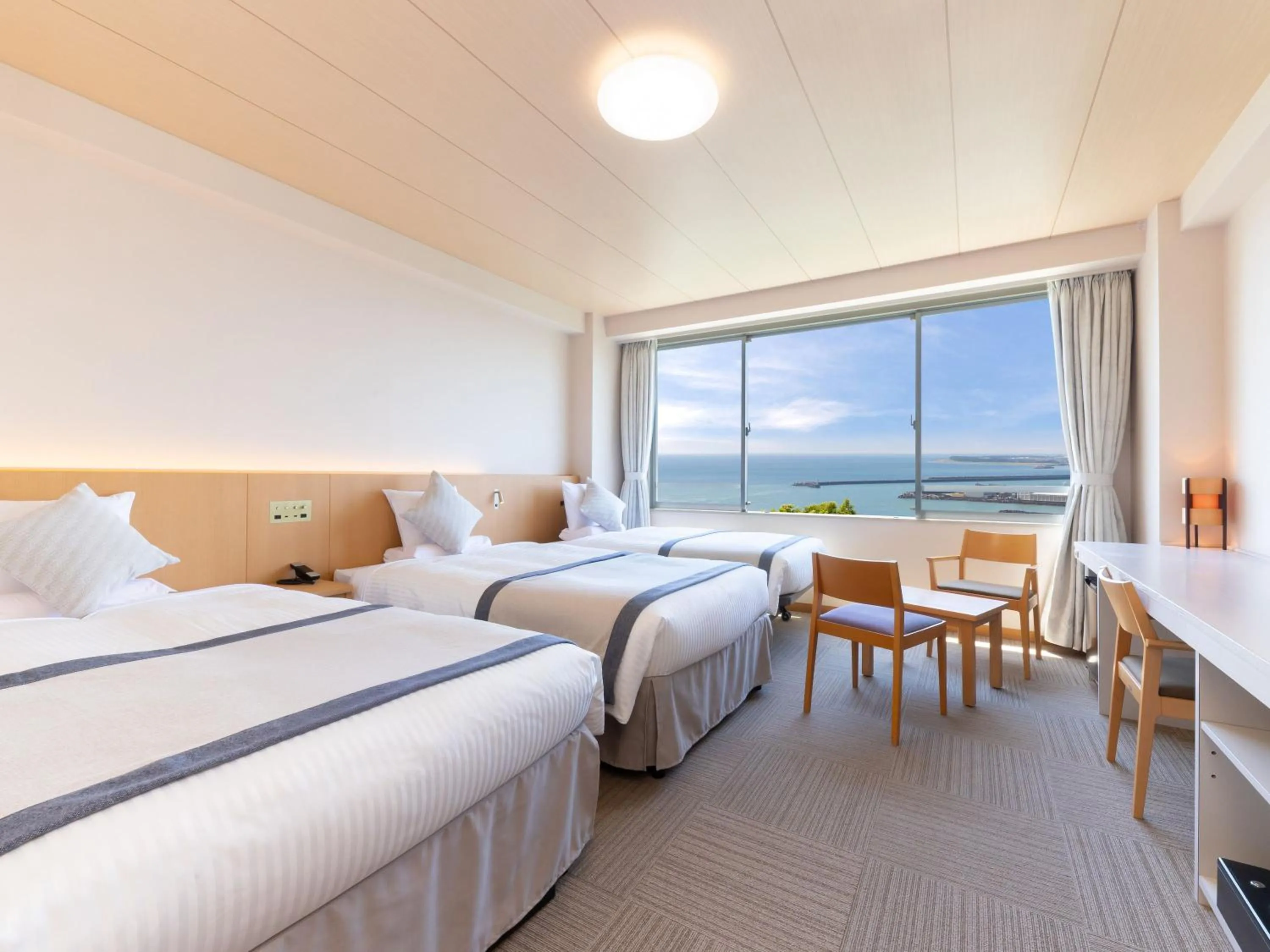 Photo of the whole room, Bed in KAMENOI HOTEL Yaizu