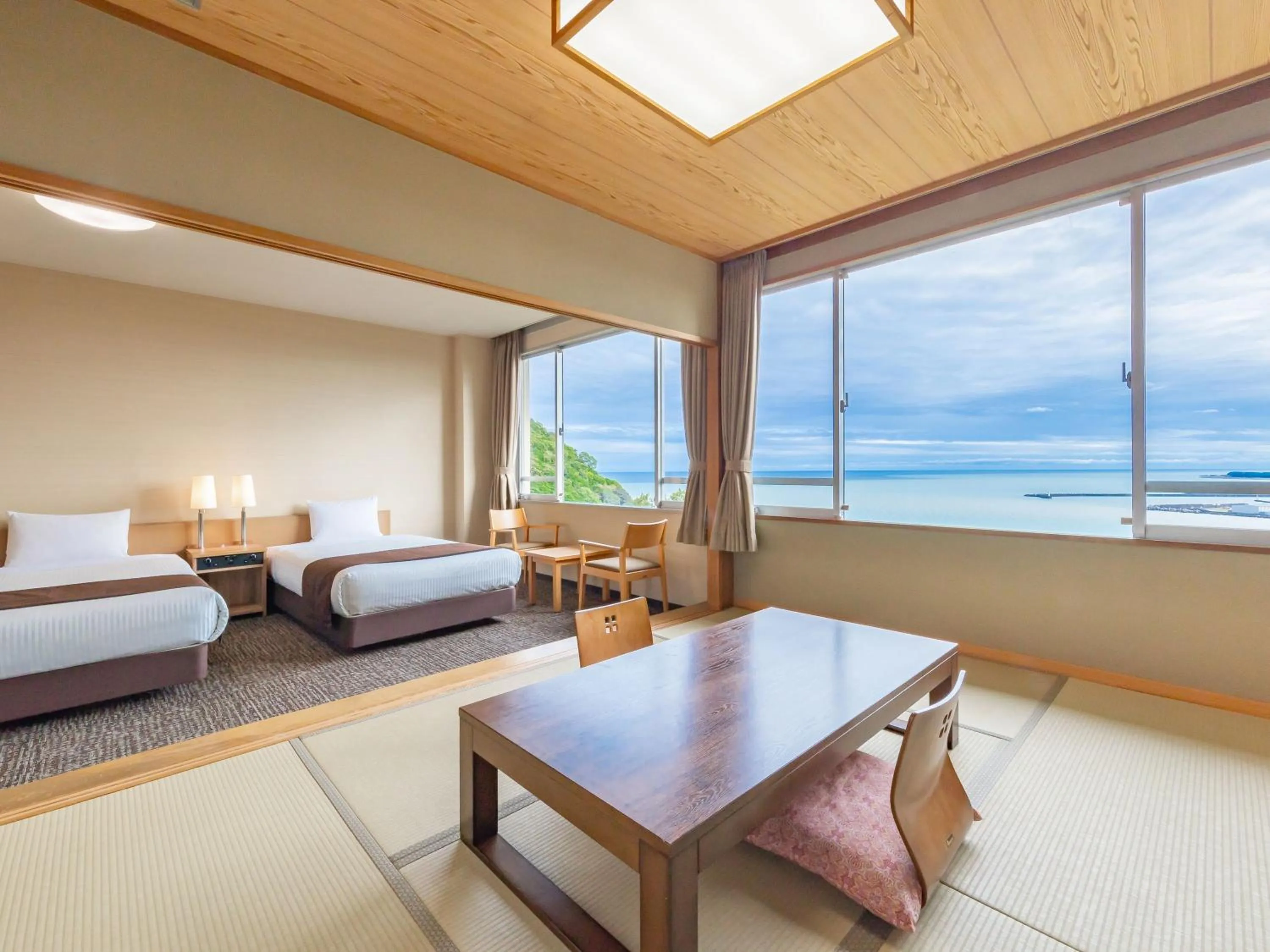 Photo of the whole room, Bed in KAMENOI HOTEL Yaizu