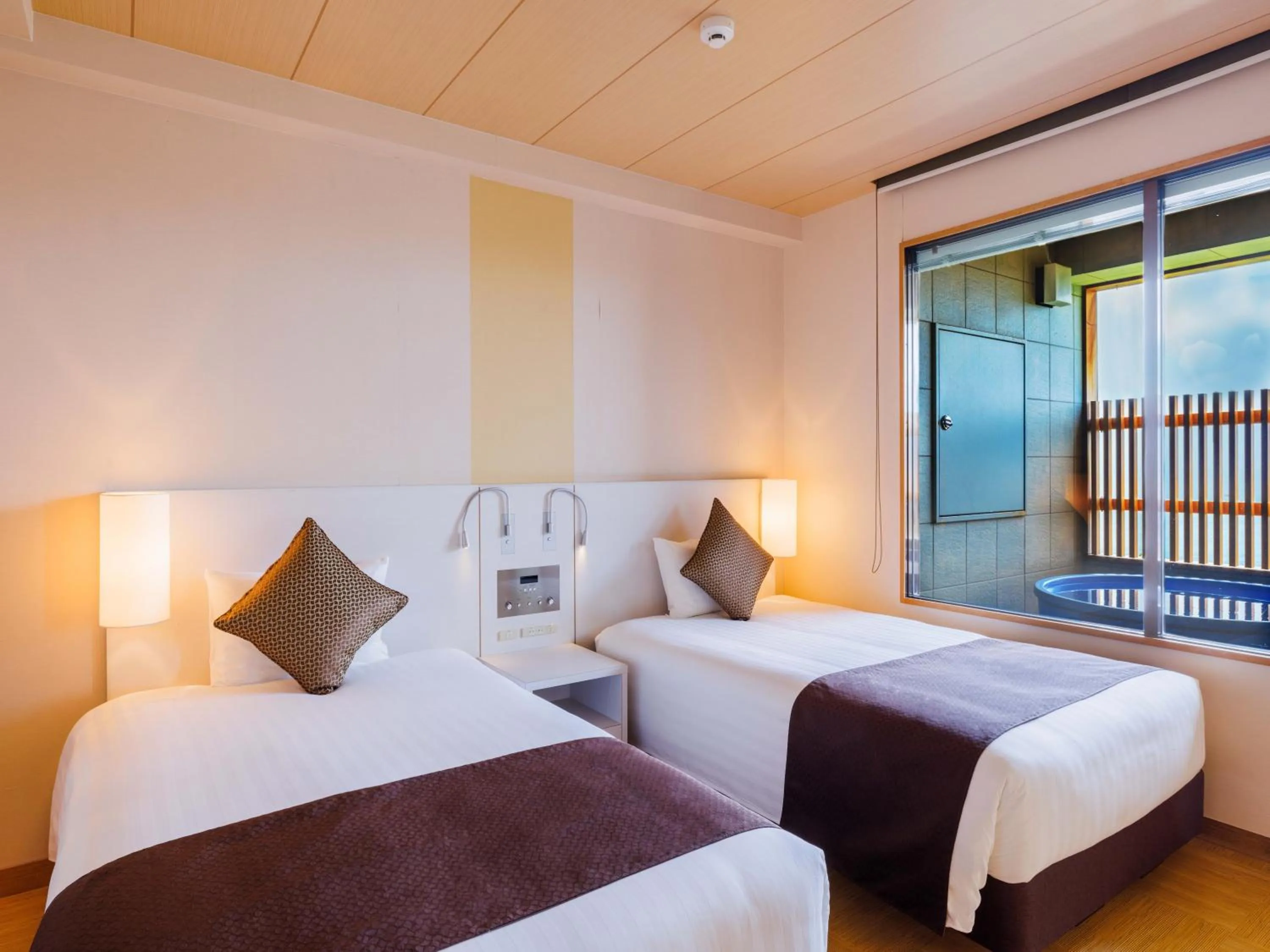 Photo of the whole room, Bed in KAMENOI HOTEL Yaizu