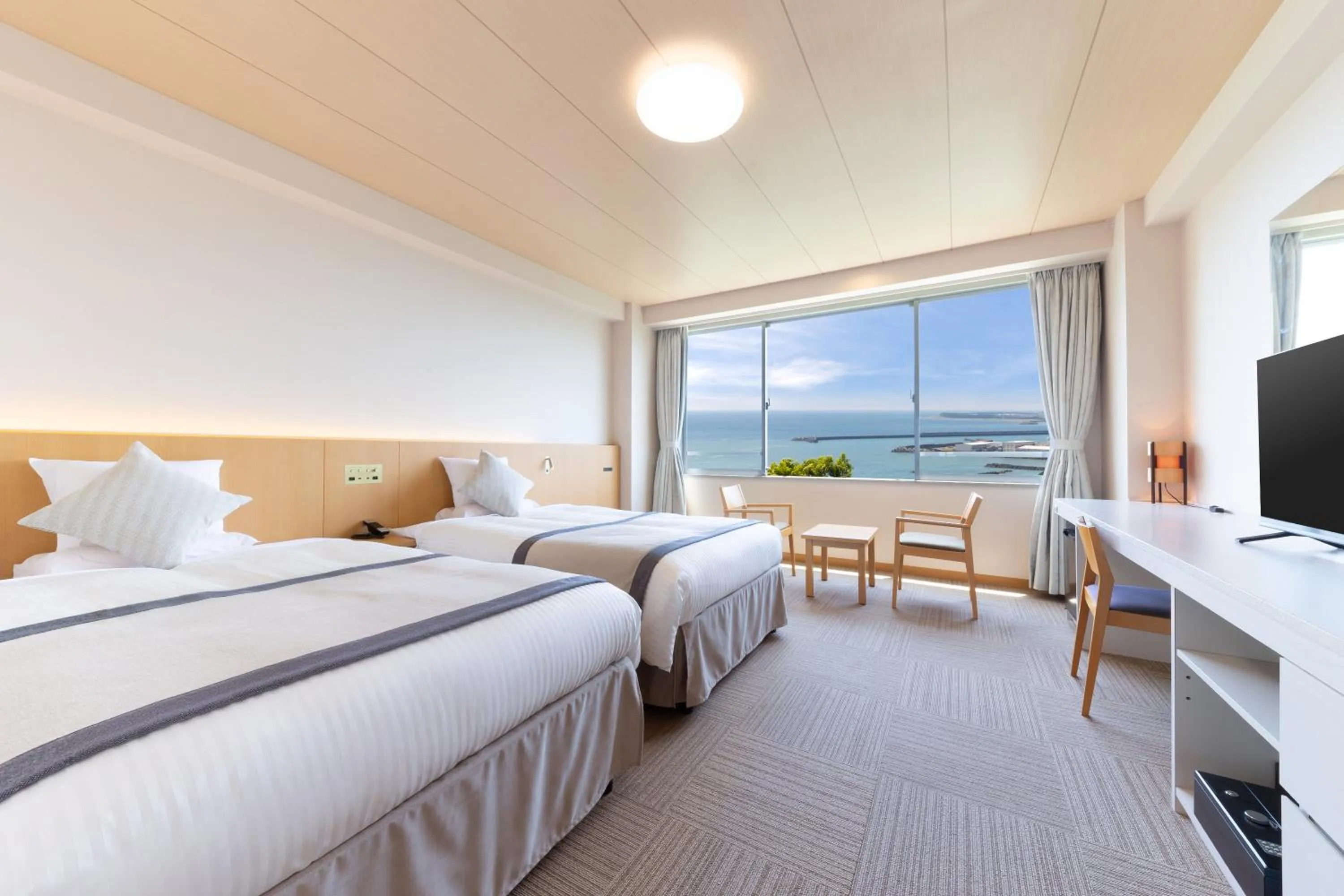 Photo of the whole room, Bed in KAMENOI HOTEL Yaizu