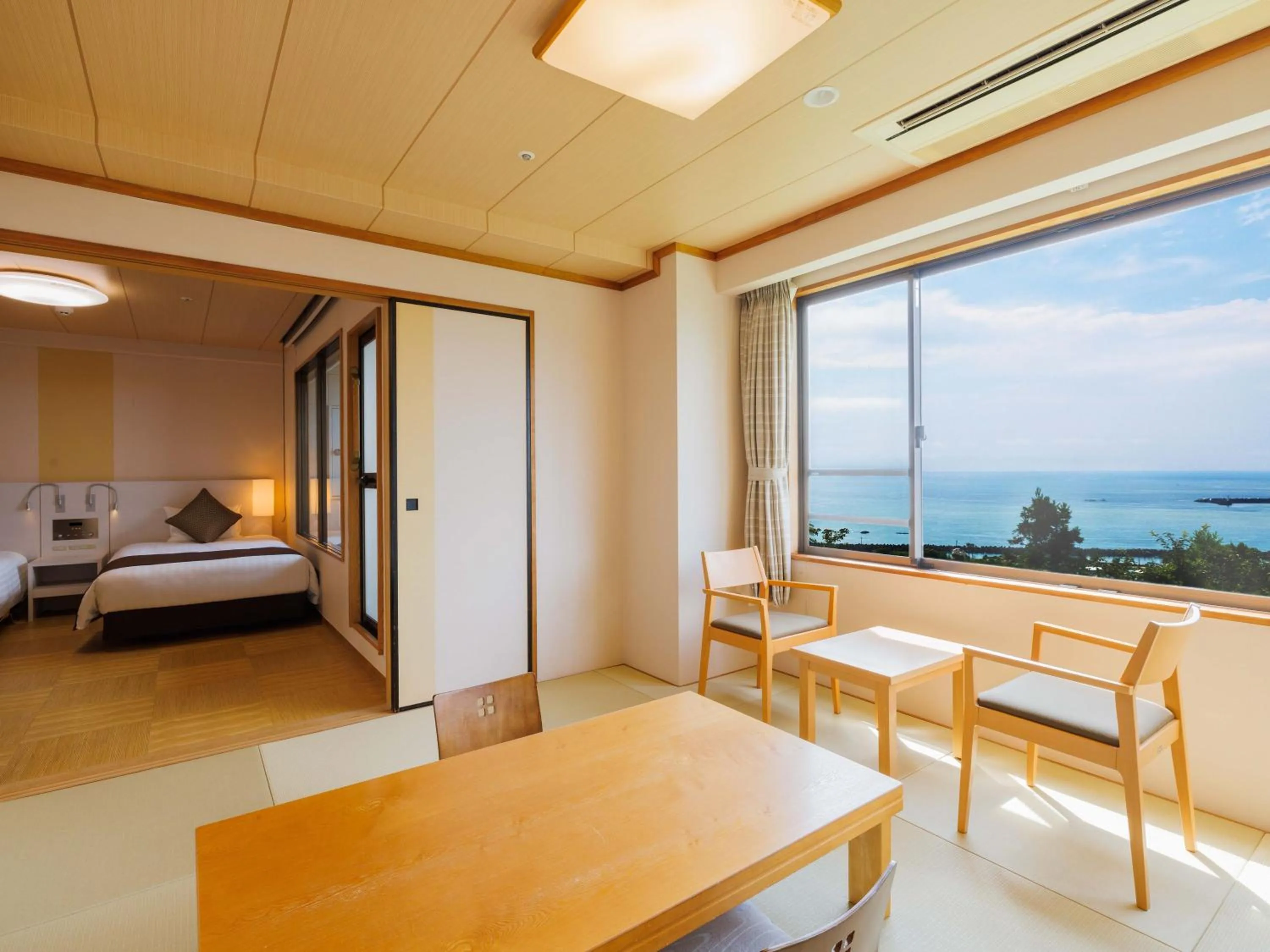 Photo of the whole room, Bed in KAMENOI HOTEL Yaizu