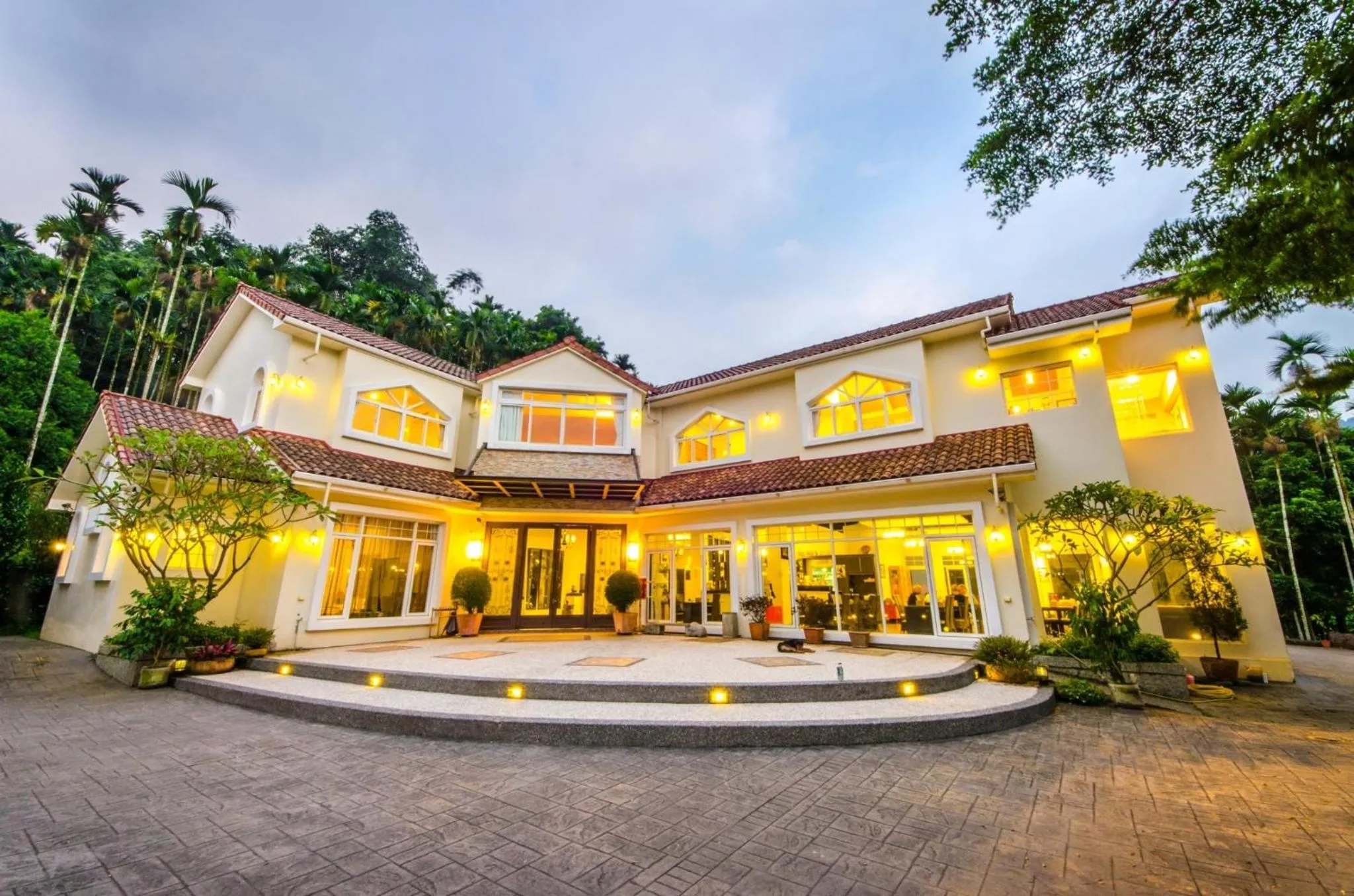 Property building in Butchard Villas