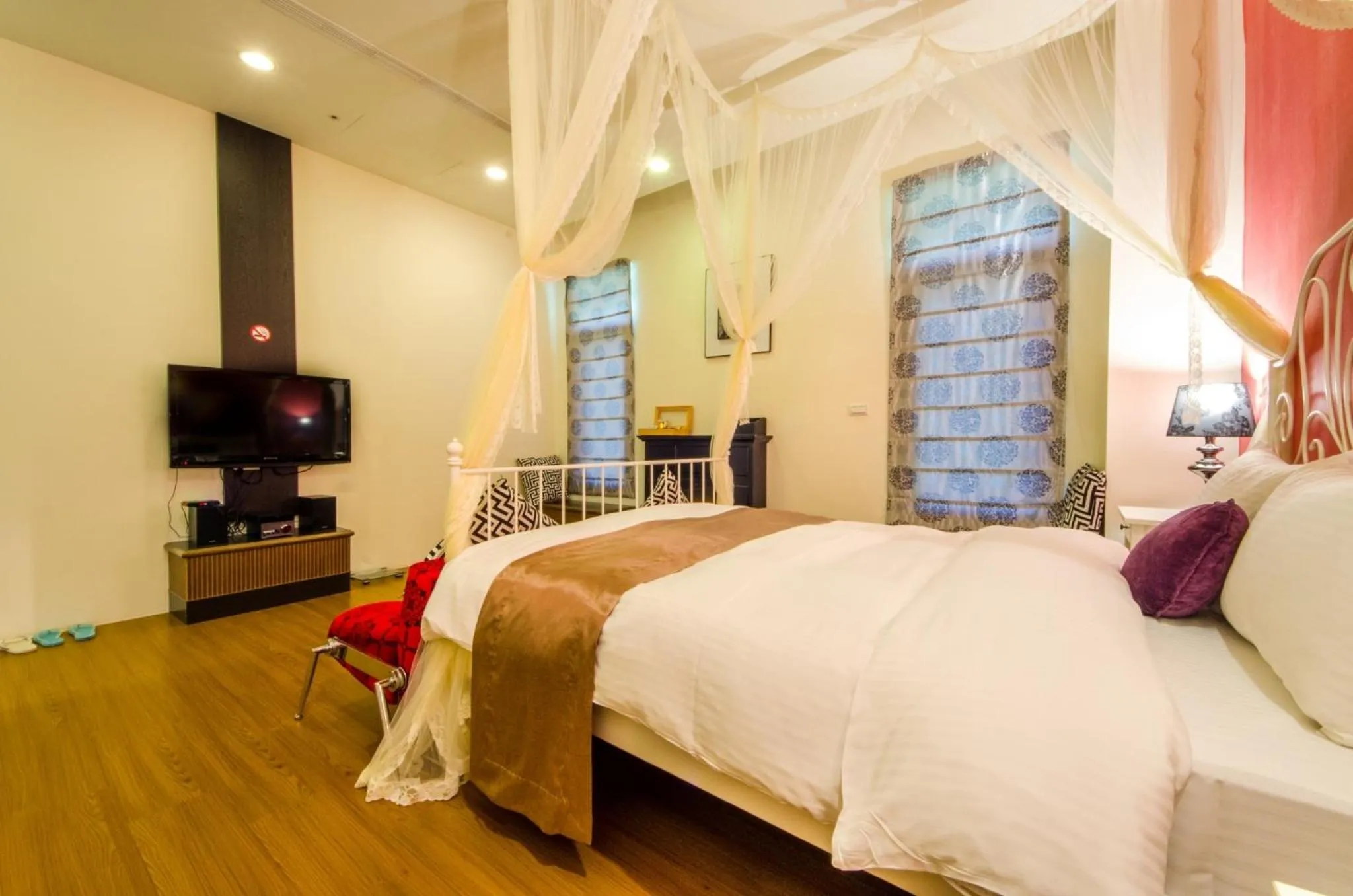 Bed in Butchard Villas