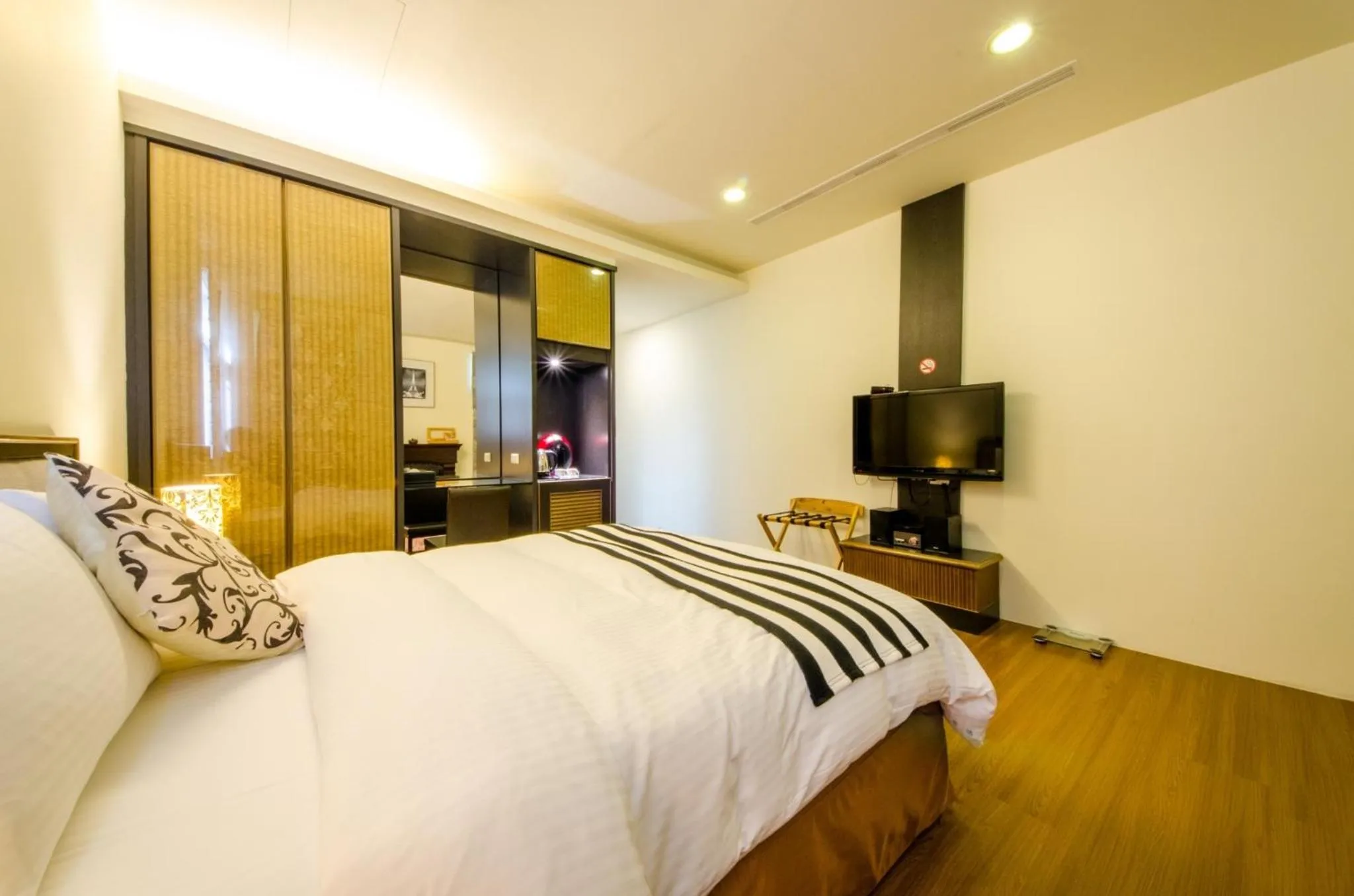 Bed in Butchard Villas