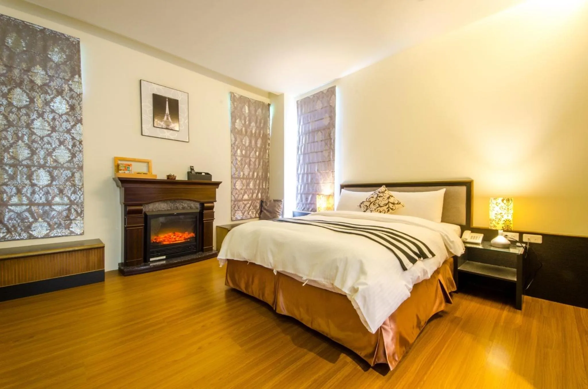 Bed in Butchard Villas