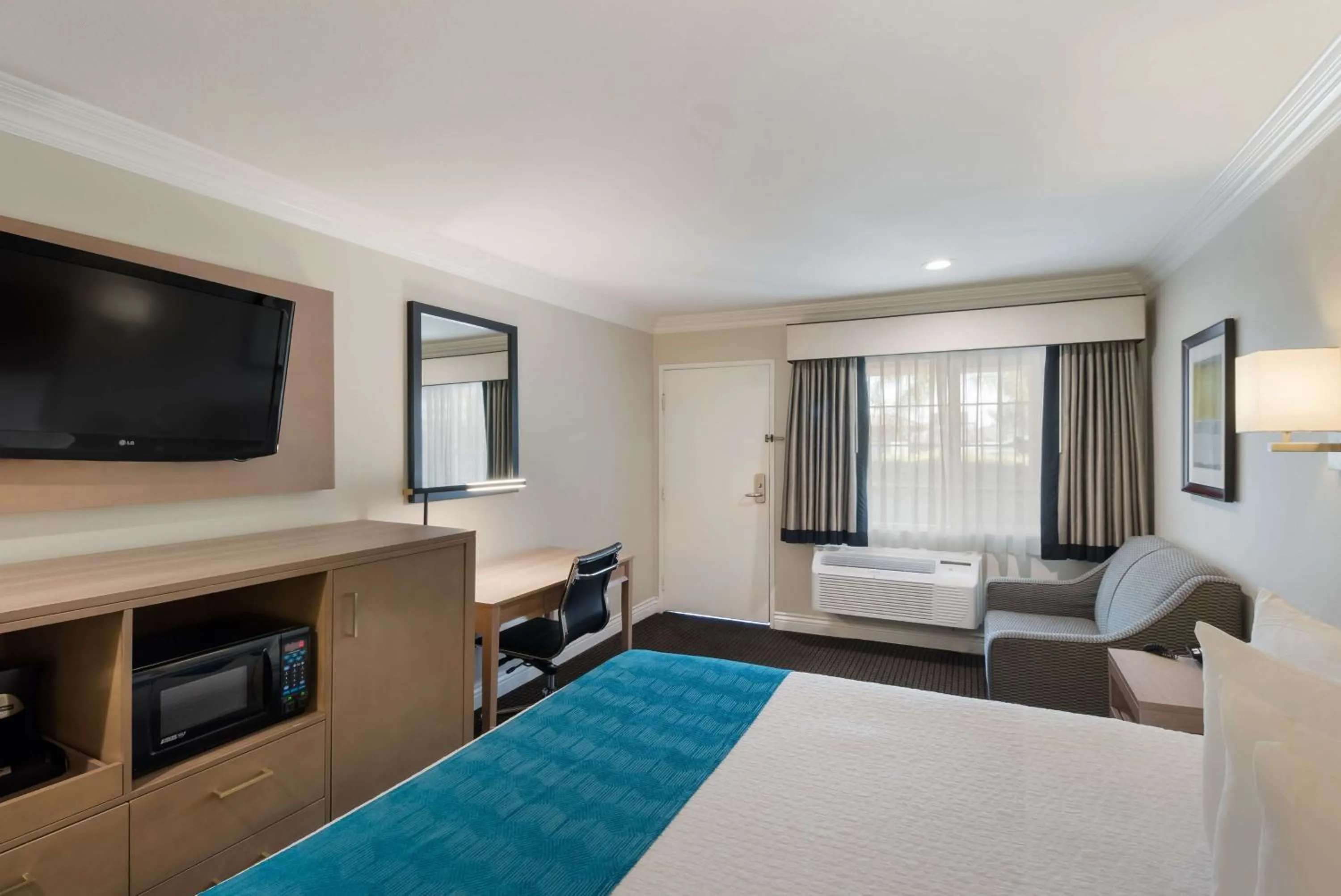 Bedroom, Bed in Best Western Woodland Hills